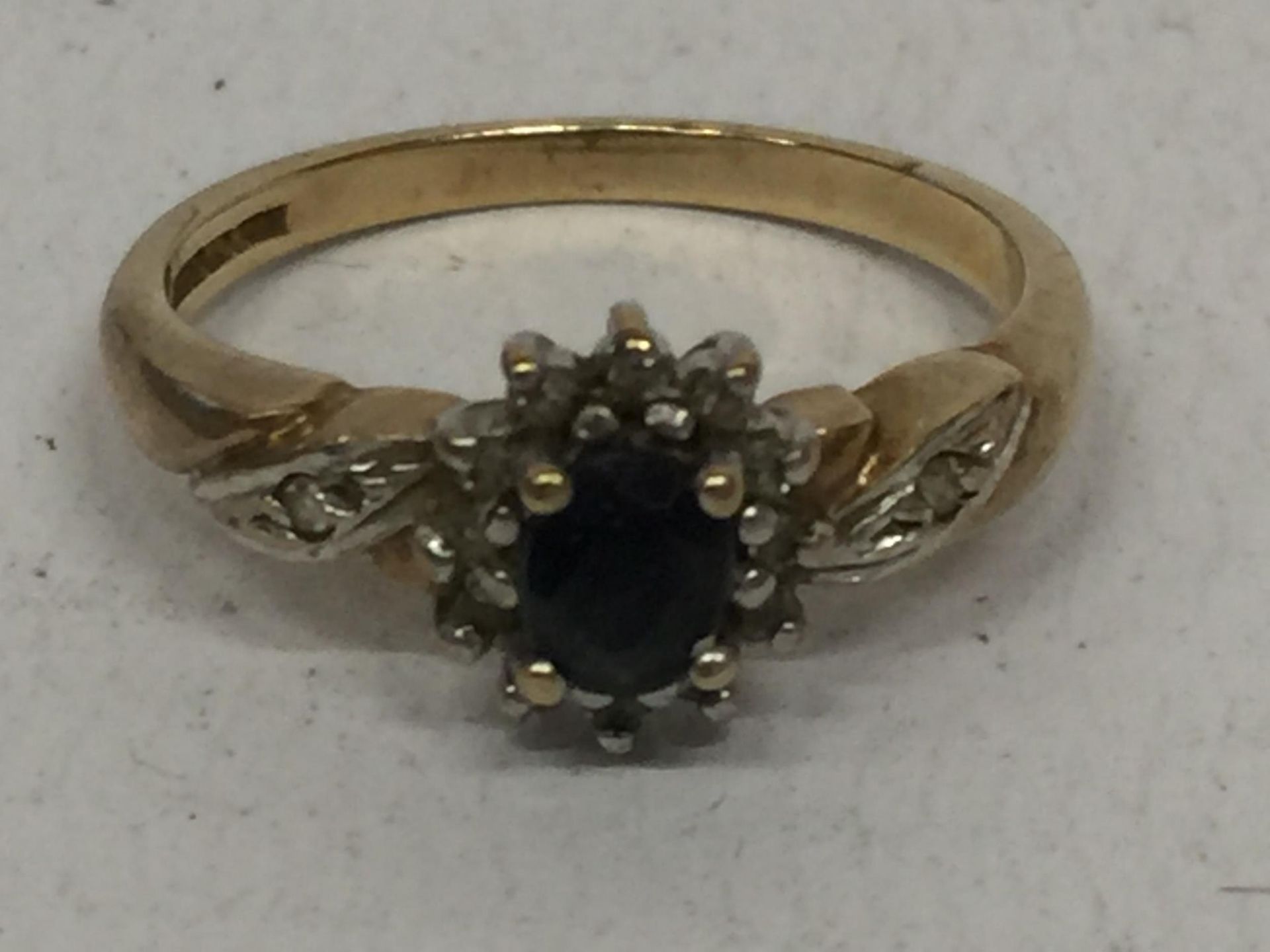 A 9 CARAT GOLD RING WITH SAPPHIRE AND DIAMONDS