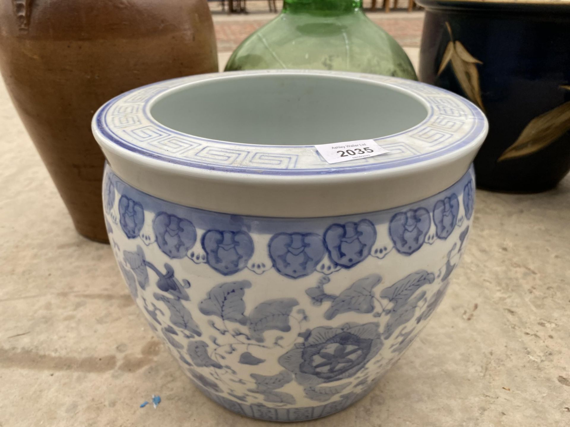 A LARGE STONEWARE FLAGGON, A GREEN GLASS CARBOUY AND A BLUE AND WHITE JARDINAIRE - Bild 3 aus 3