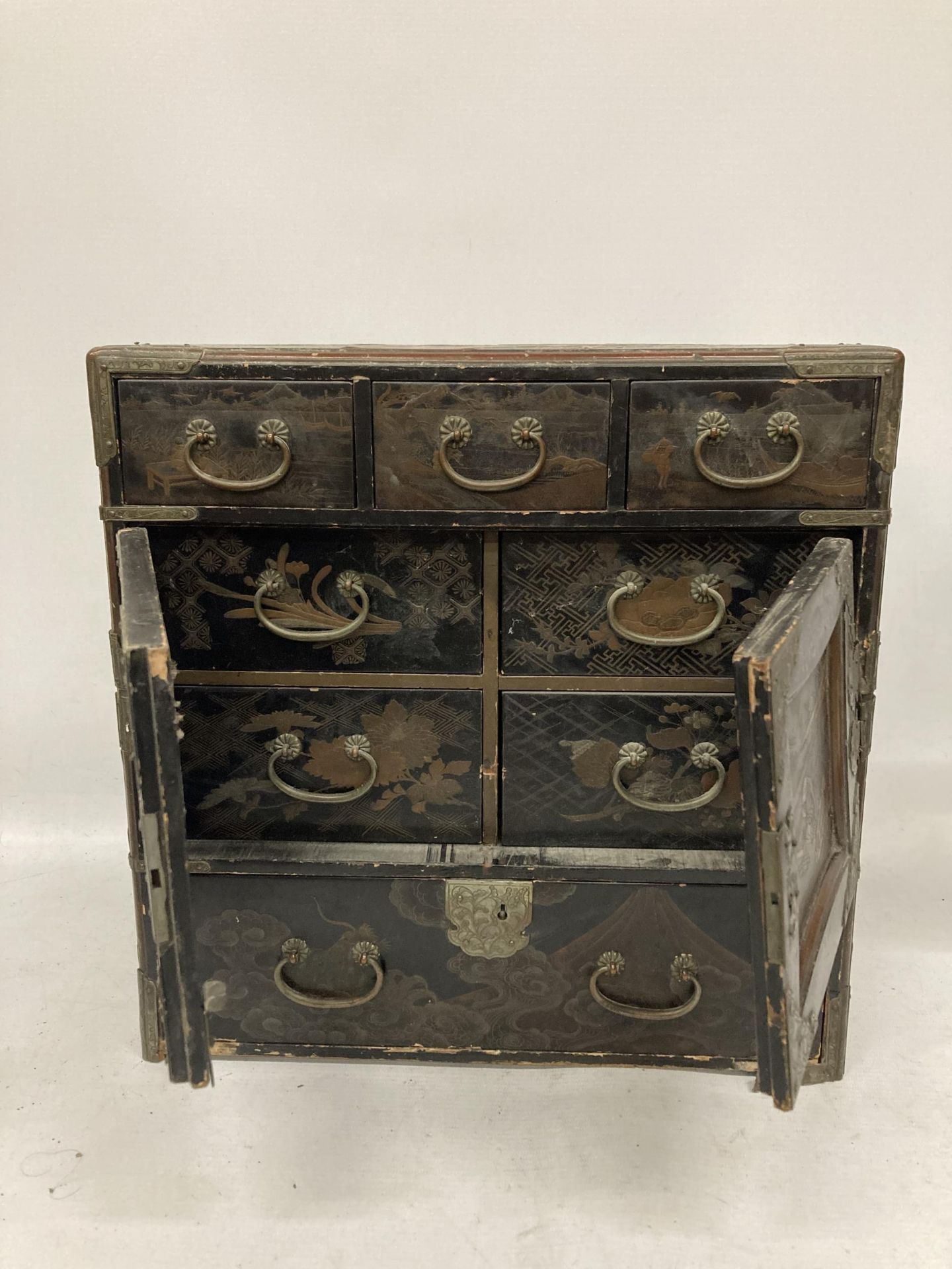A JAPANASE MEIJI PERIOD TABLE TOP CABINET WITH BRASS MOUNTS, TWIN DOORS AND INNER DRAWERS