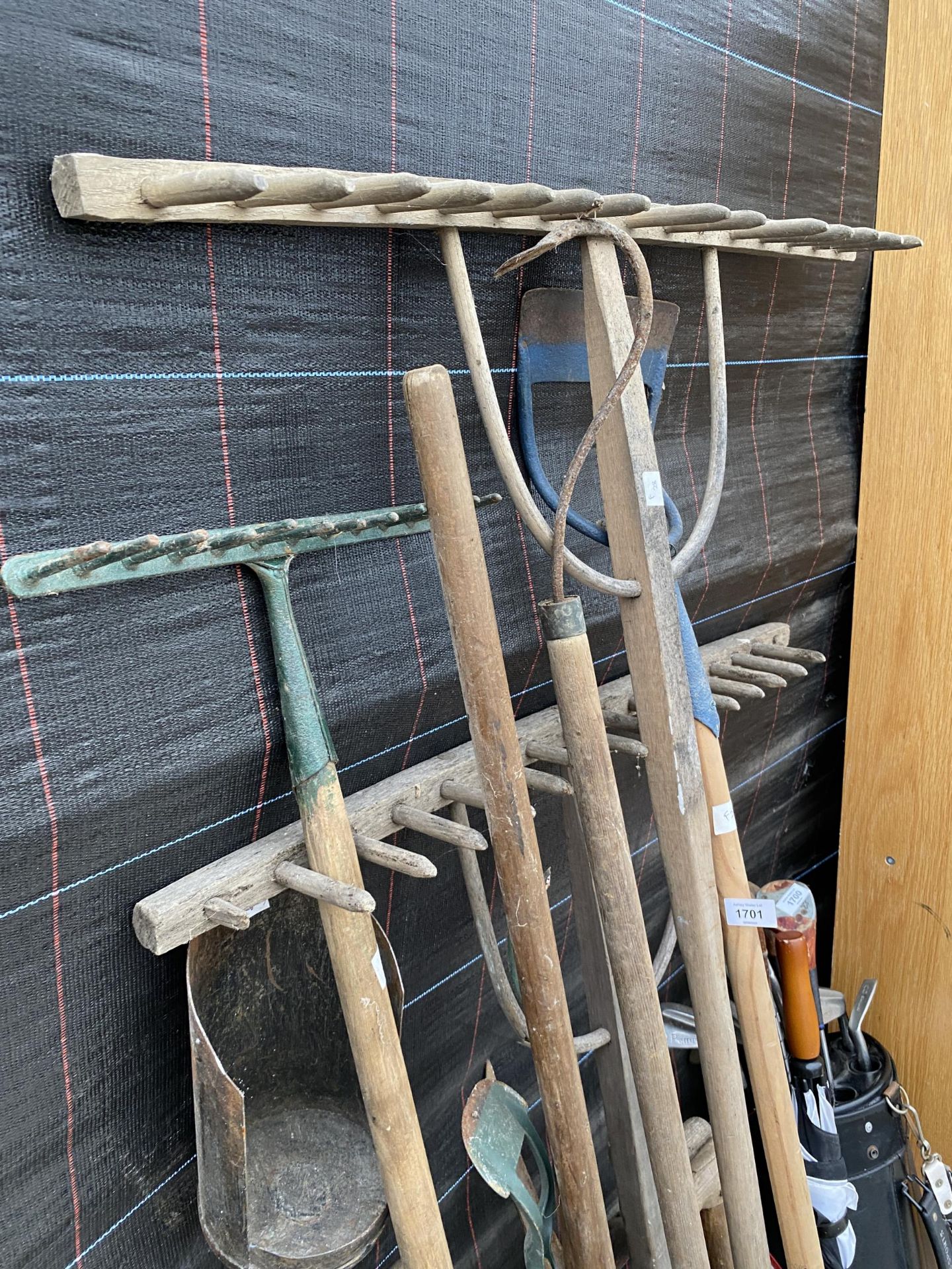 AN ASSORTMENT OF GARDEN TOOLS TO INCLUDE RAKES, FORKS AND SPADES ETC - Image 2 of 6