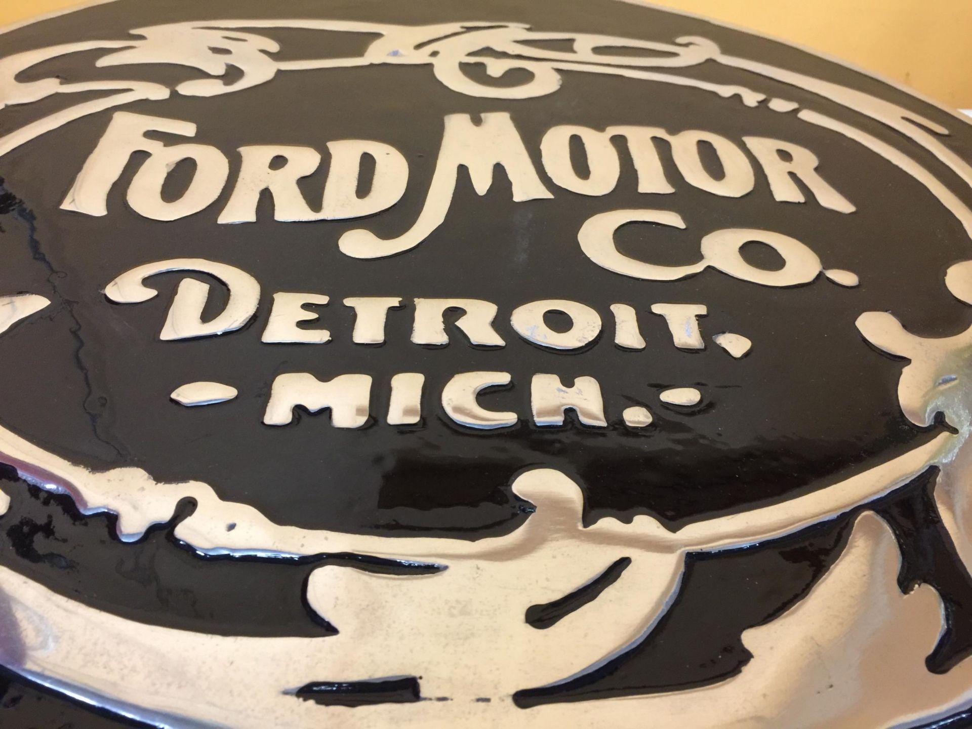 A LARGE BLACK AND CHROME 'FORD MOTOR CO., DETROIT, MICH' SIGN DIAMETER 50CM - Image 2 of 2