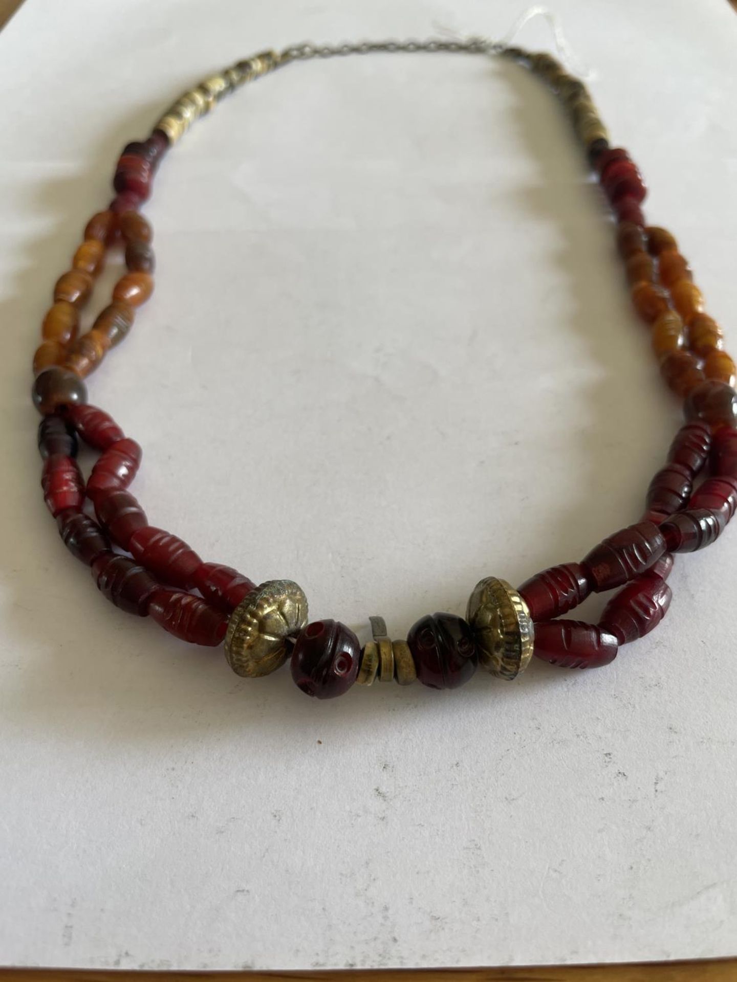 AN AMBER AND BEAD NECKLACE - Image 4 of 4