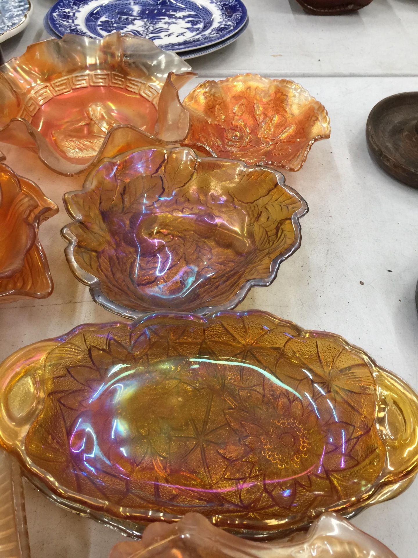 A LARGE QUANTITY OF AMBER AND CARNIVAL GLASS TO INCLUDE VASES, BOWLS, ETC - Image 2 of 4