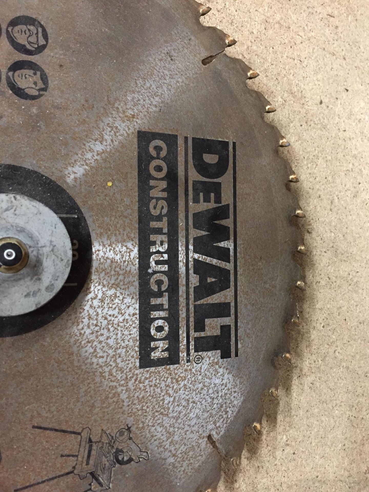 A METAL DE-WALT ADVERTISING BAND SAW CLOCK FROM HARDWARE SHOP - Image 2 of 3