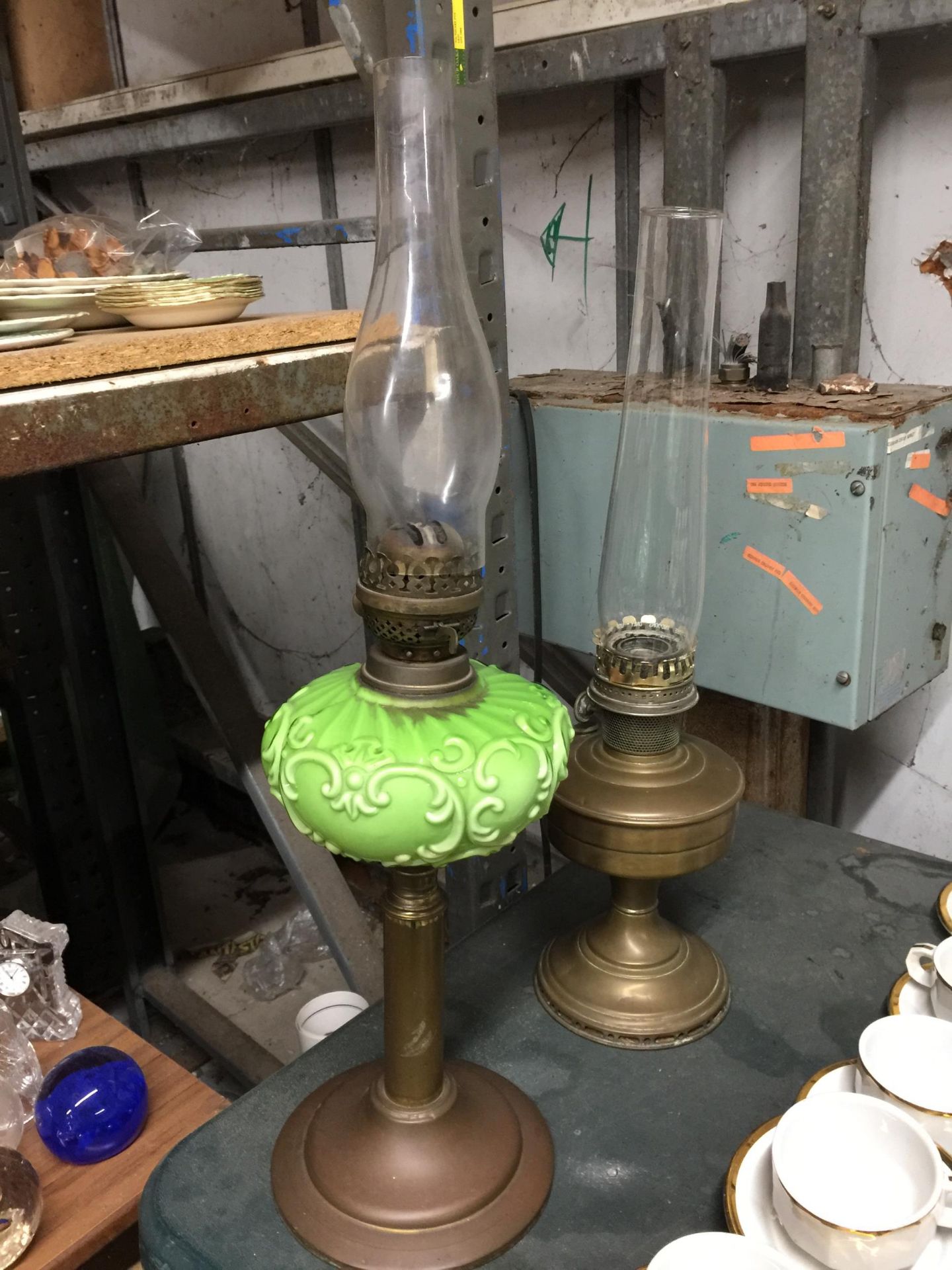 TWO VINTAGE BRASS OIL LAMPS TO INCLUDE ONE WITH GREEN RESERVOIR