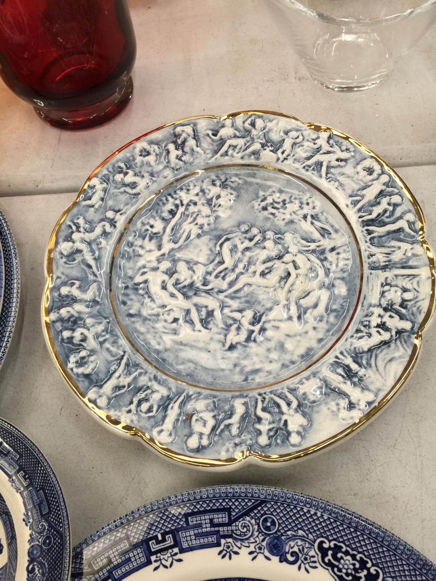 A QUANTITY OF BLUE AND WHITE 'WILLOW' PATTERN PLATES, CUPS AND SAUCERS PLUS A CAPODIMONTE MAJOLICA - Image 3 of 5