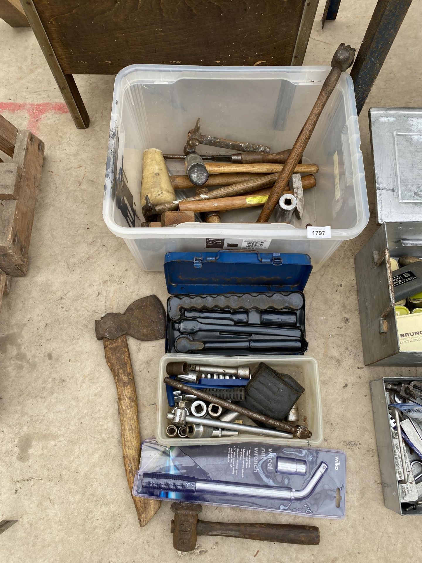 AN ASSORTMENT OF HAND TOOLS TO INCLUDE HAMMERS AND AN AXE ETC