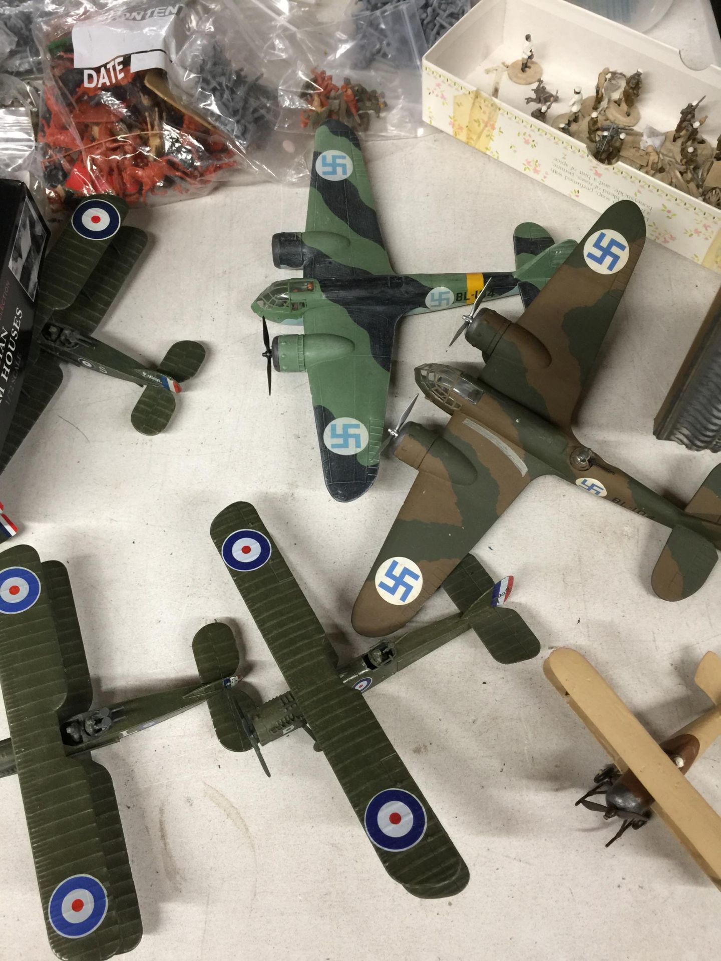 A LARGE GROUP OF ARMY RELATED TOYS, MODEL PLANES ETC - Image 3 of 5
