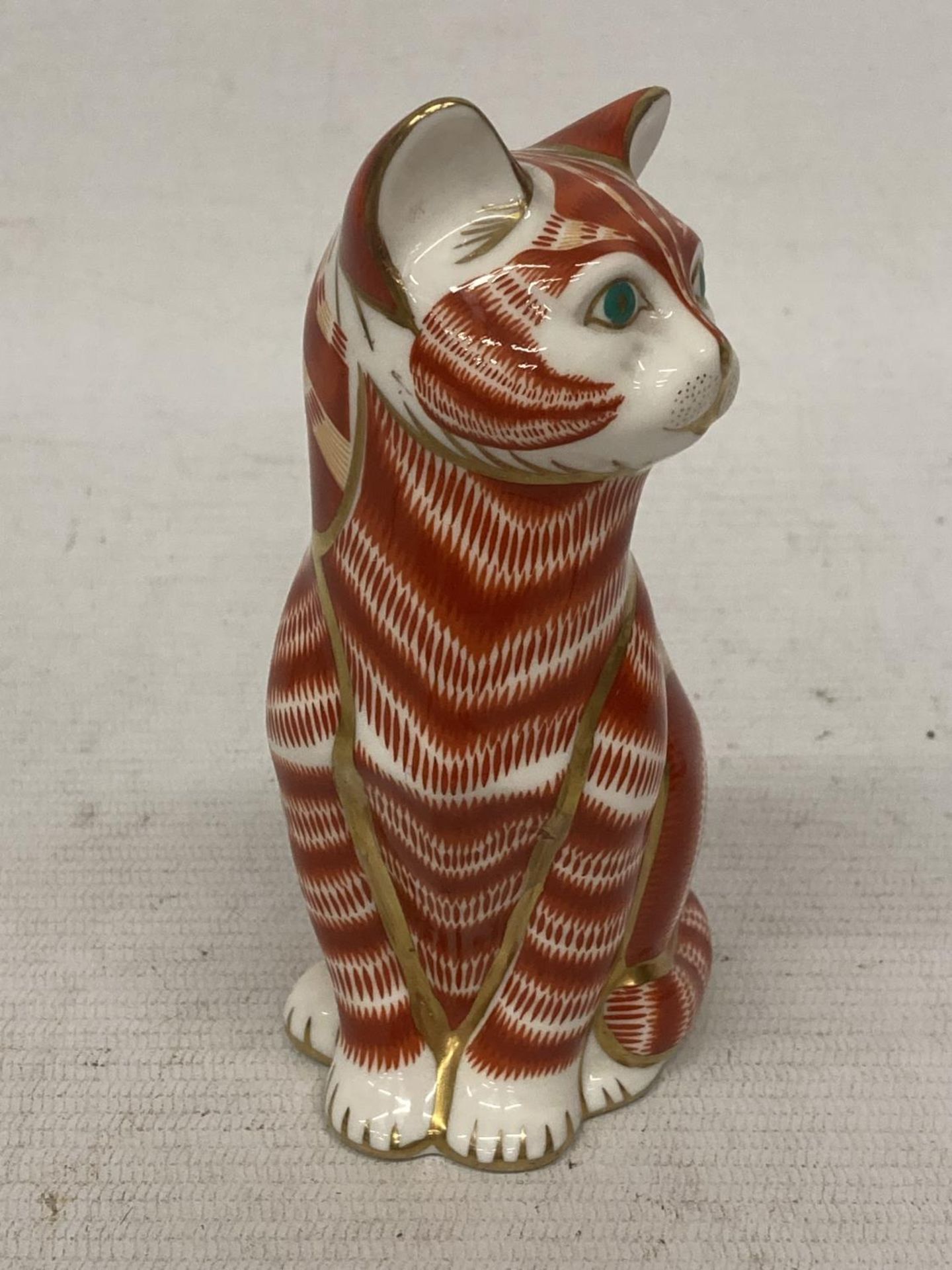 A ROYAL CROWN DERBY SITTING GINGER CAT (SECOND) WITH SILVER STOPPER - Image 2 of 4