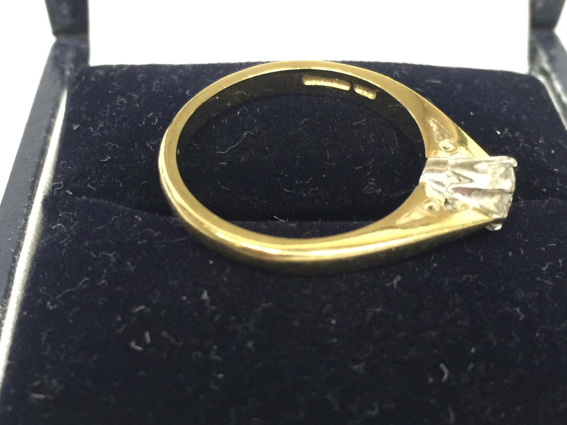 AN 18CT GOLD RING WITH SOLITAIRE - SIZE L - Image 3 of 3