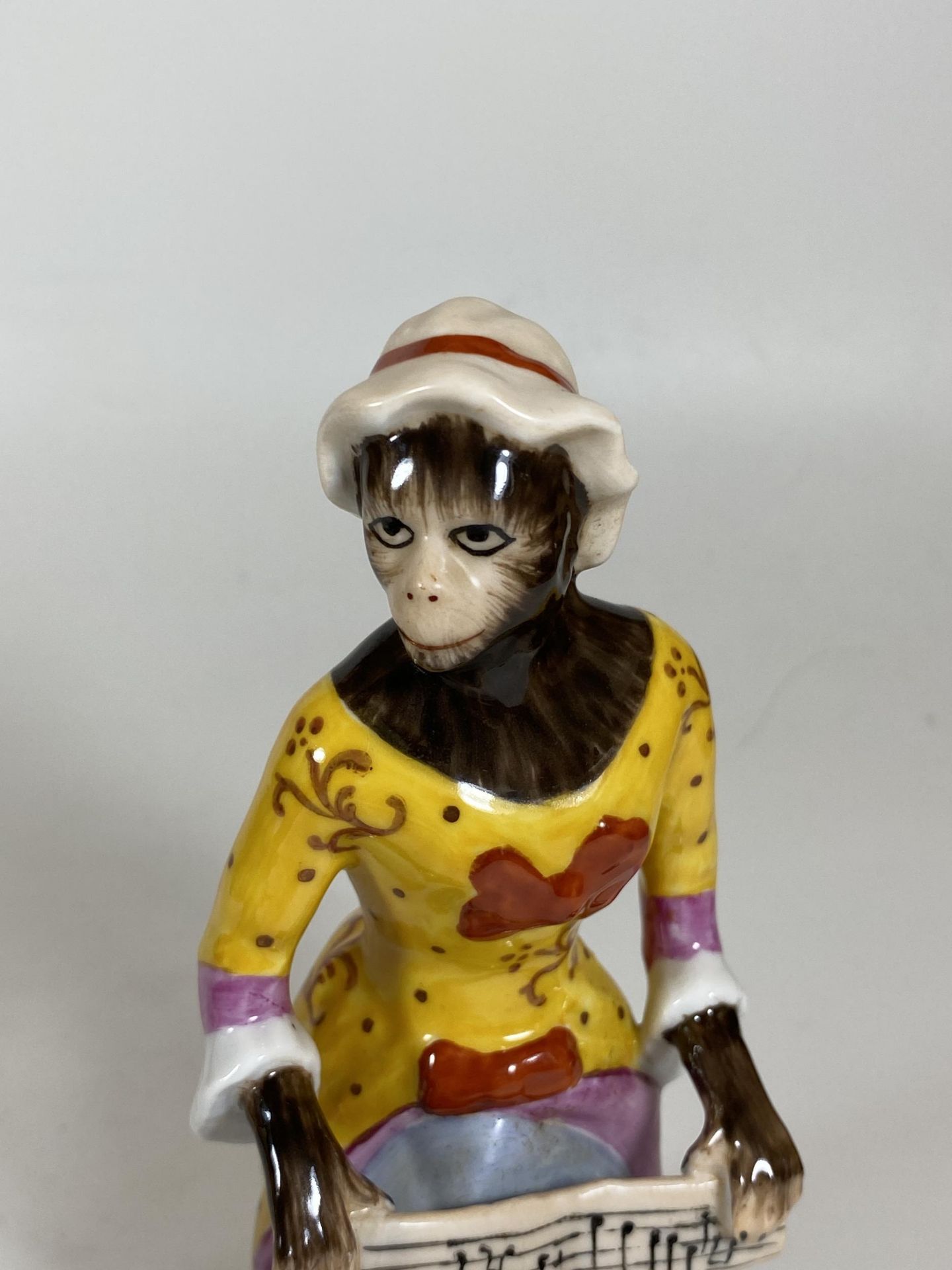 A CONTINENTAL DRESDEN STYLE PORCELAIN MONKEY SHEET MUSIC MUSICIAN FIGURE, HEIGHT 16CM - Image 2 of 5