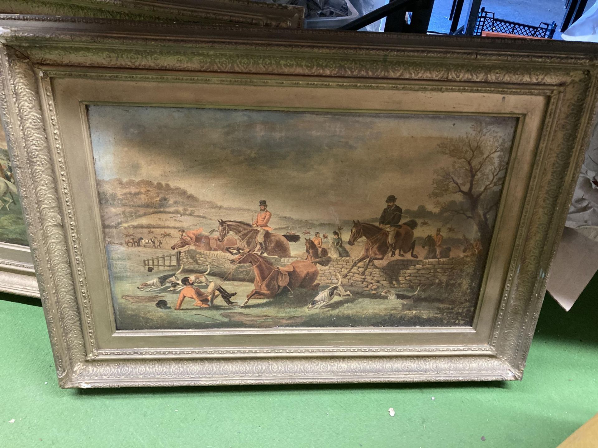 A GROUP OF THREE VINTAGE GILT FRAMED HUNTING PRINTS - Bild 2 aus 4