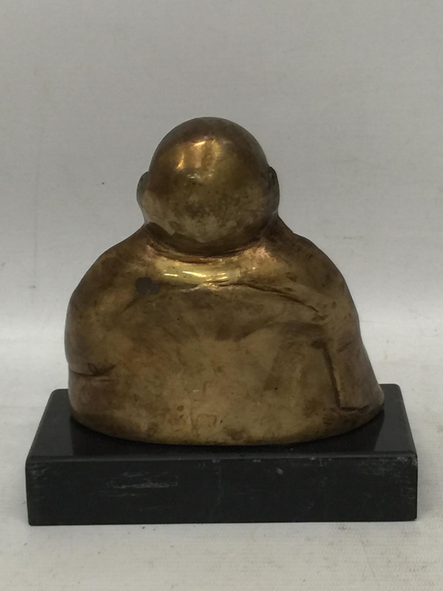 A BRONZE EFFECT MODEL OF A BUDDHA ON MARBLE BASE - Bild 3 aus 3