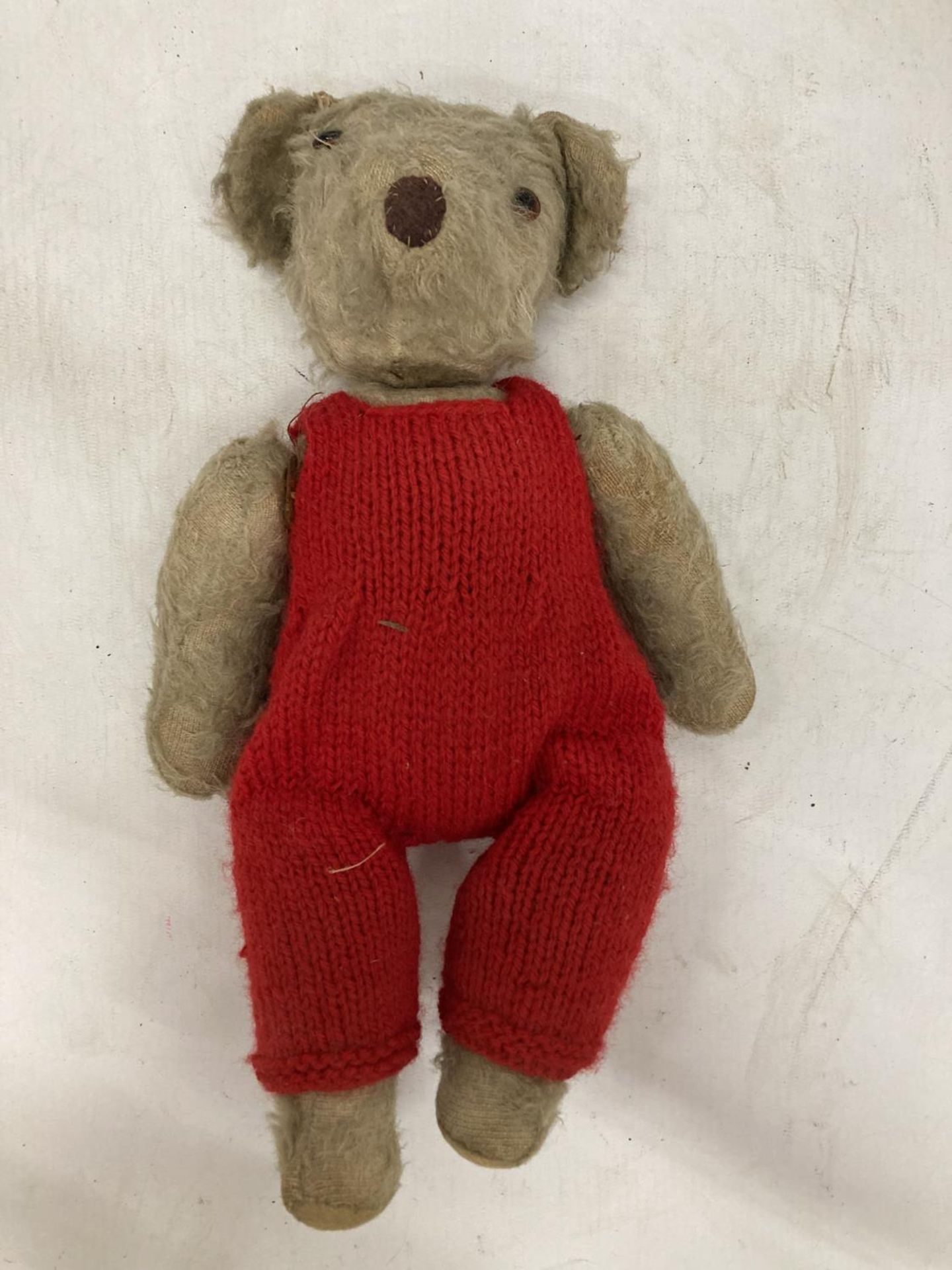A VINTAGE TEDDY BEAR WITH JOINTED ARMS AND LEGS - Image 2 of 3