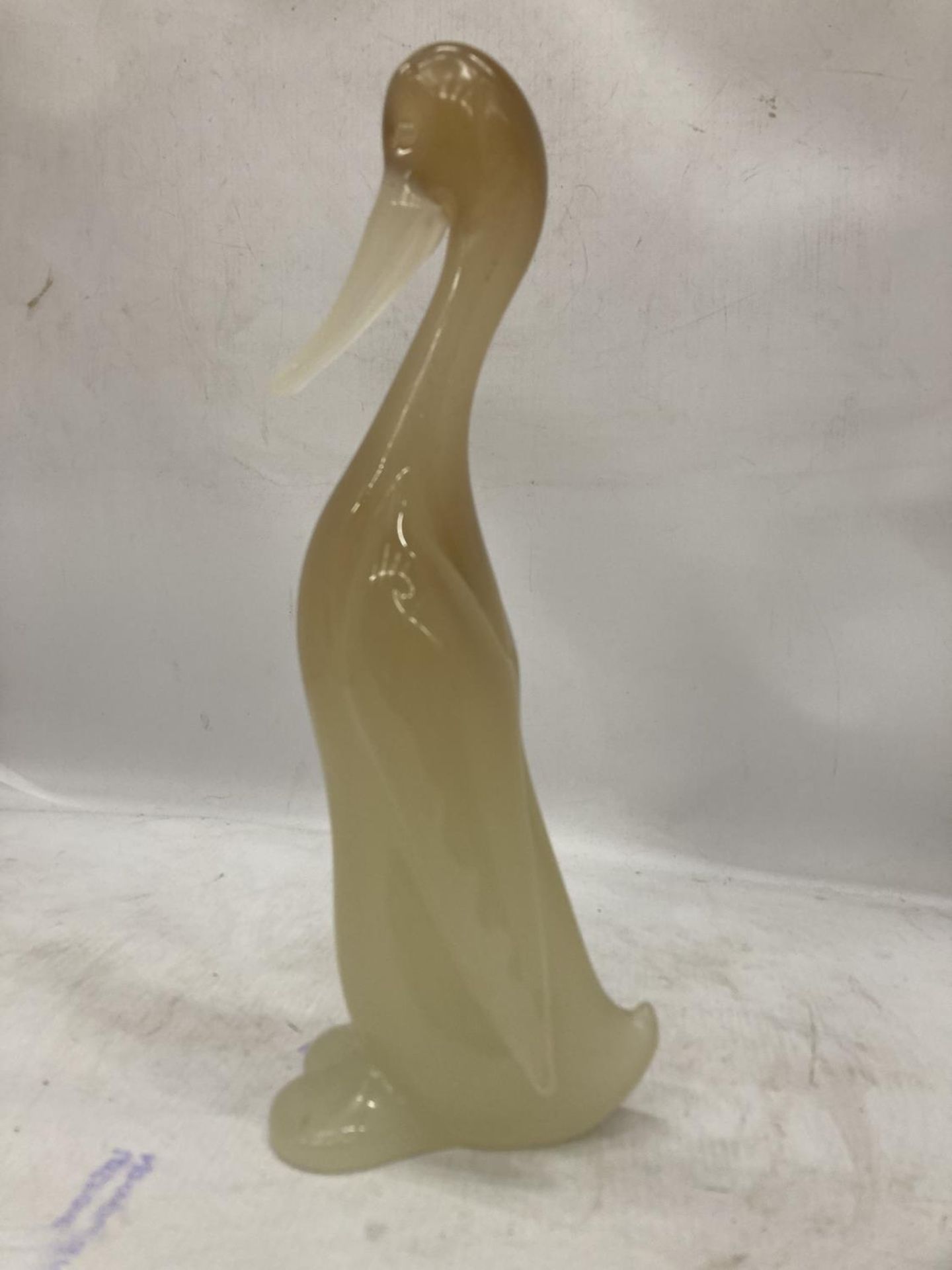 A LARGE GLASS MODEL OF A BIRD HEIGHT 33CM - Image 2 of 3