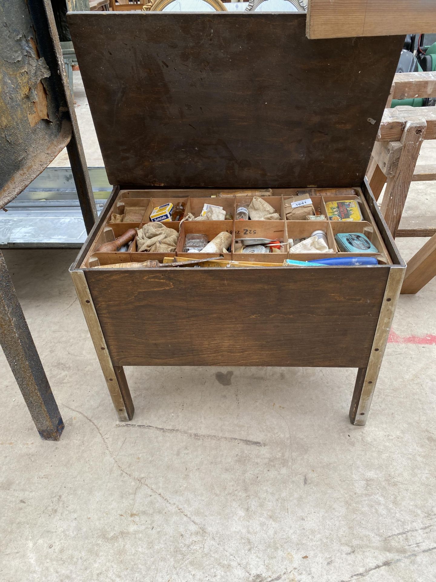 A VINTAGE WOODEN AND METAL TOOL CHEST WITH LIFT OUT TRAY AND AN ASSORTMENT OF TOOLS TO INCLUDE BRACE