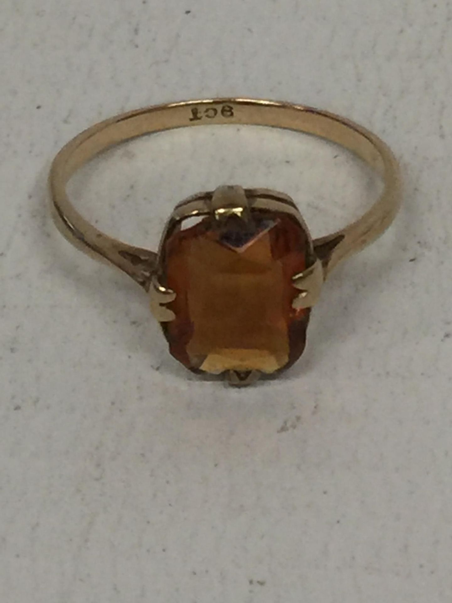 A 9 CARAT GOLD RING WITH CITRINE STONE