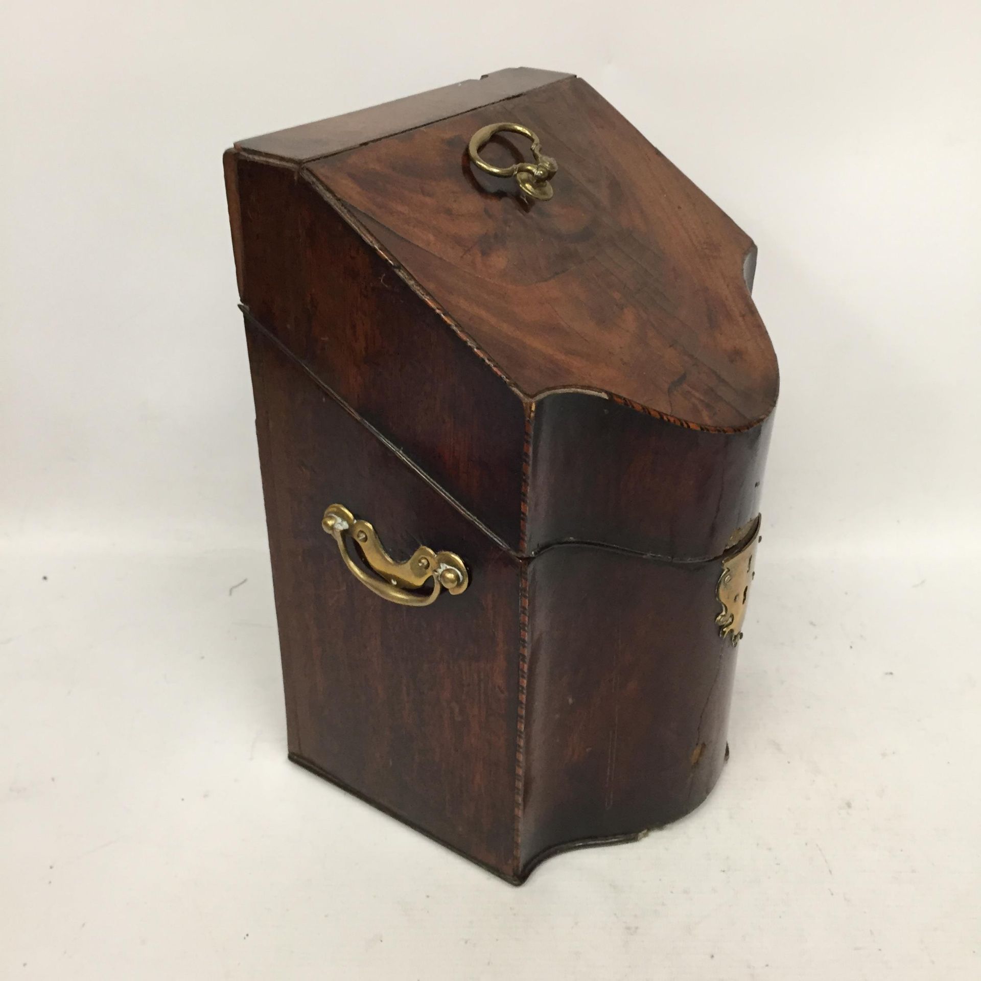 A GEORGIAN MAHOGANY KNIFE BOX WITH BRASS FITTINGS - Image 3 of 4