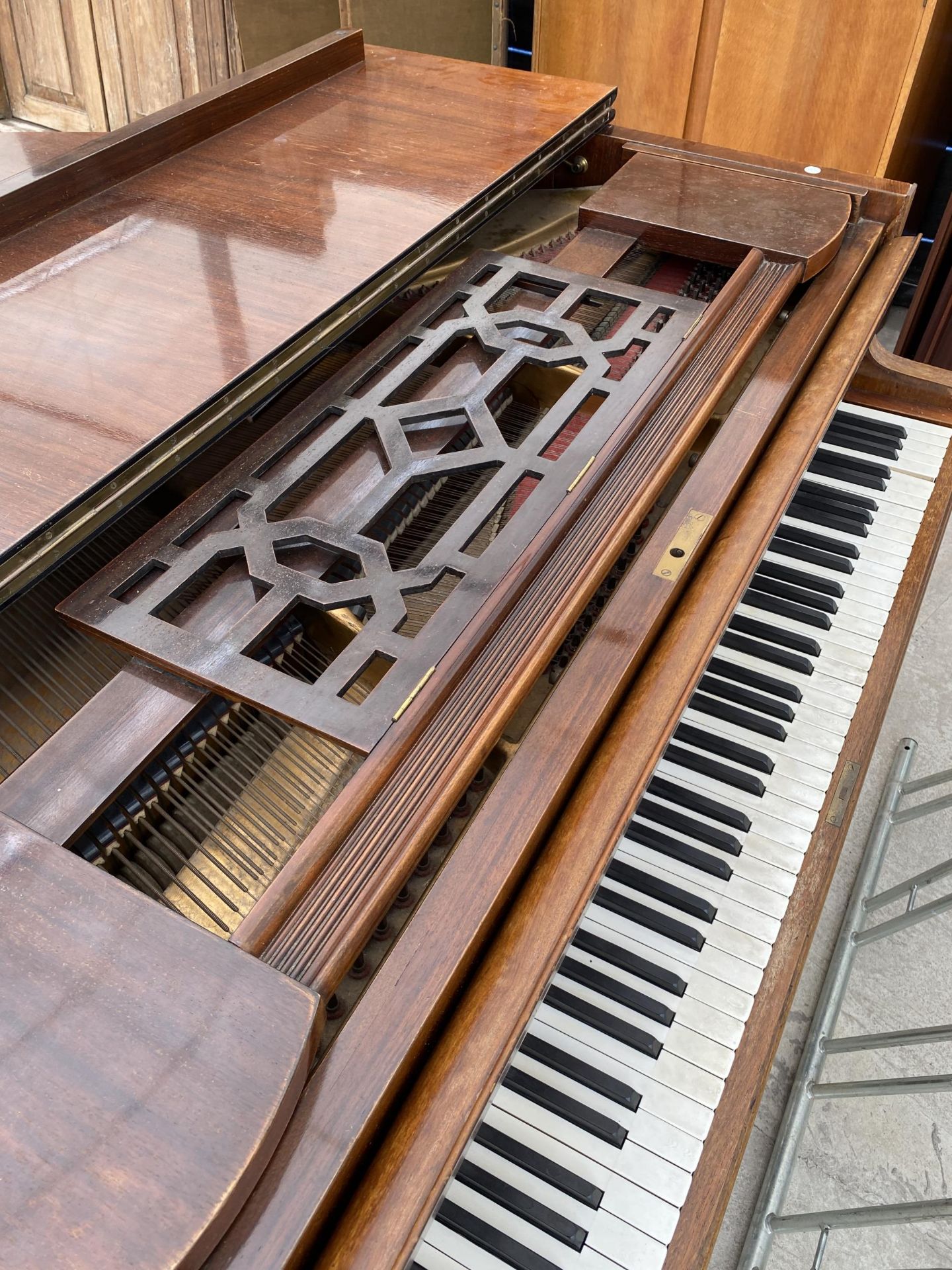 A JOHN BROADWOOD & SONS BOUDOIR GRAND PIANO (NO.52856) ON SIX TAPERING LEGS, WITH BRASS FITTINGS AND - Bild 3 aus 6