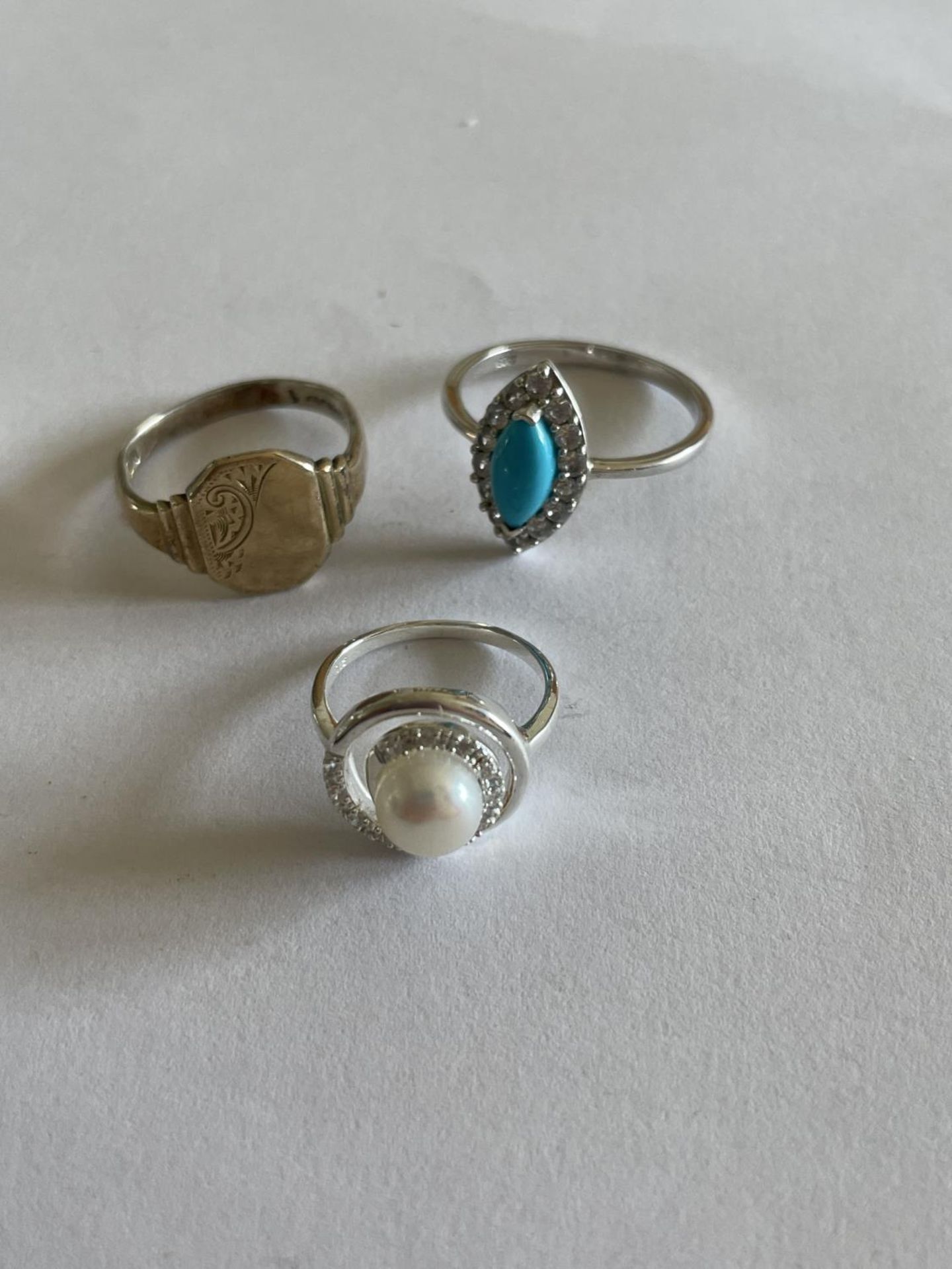 FIVE VARIOUS SILVER RINGS - Image 2 of 4