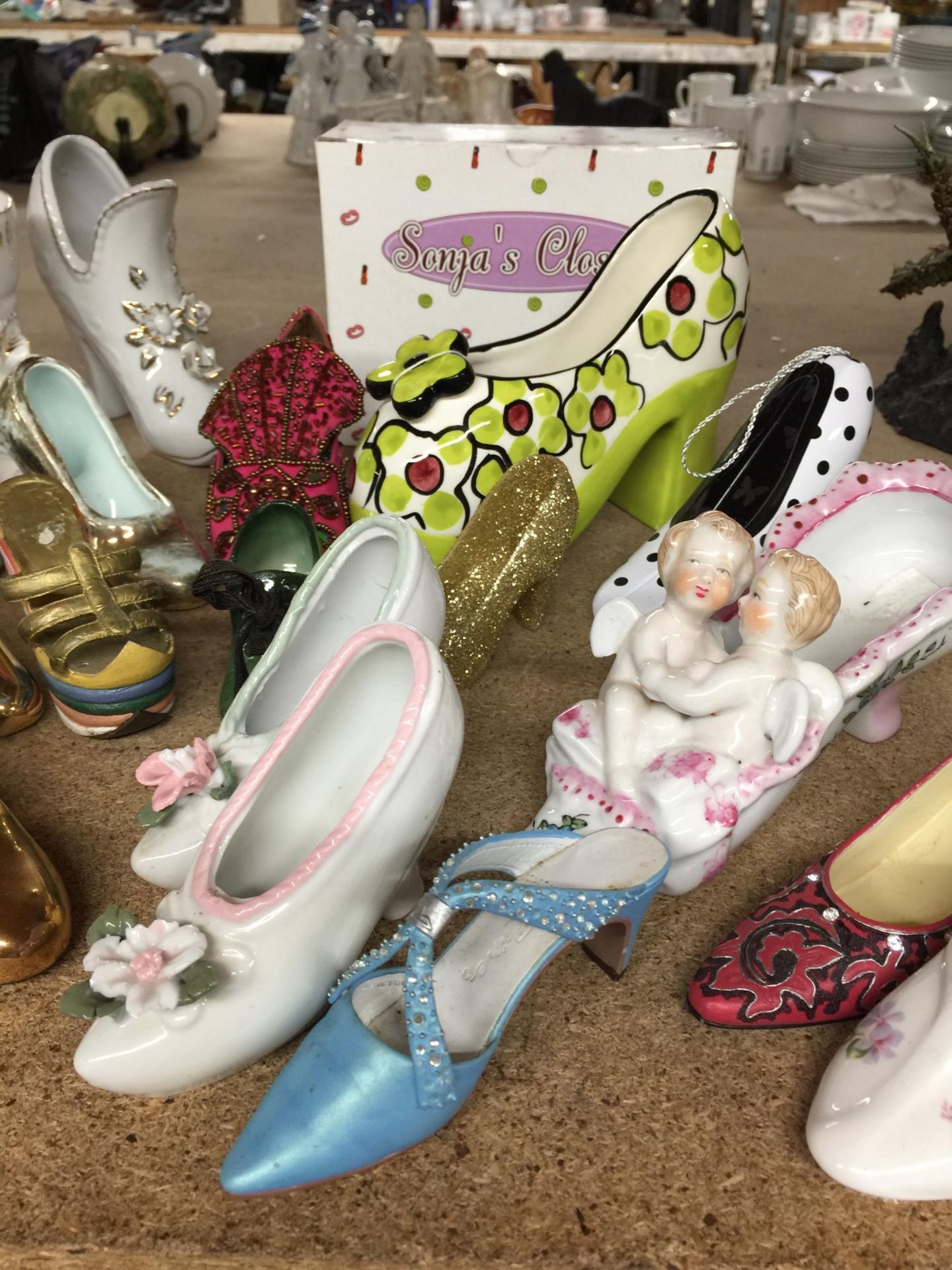 A GROUP OF CERAMIC SHOES ETC - Image 3 of 5