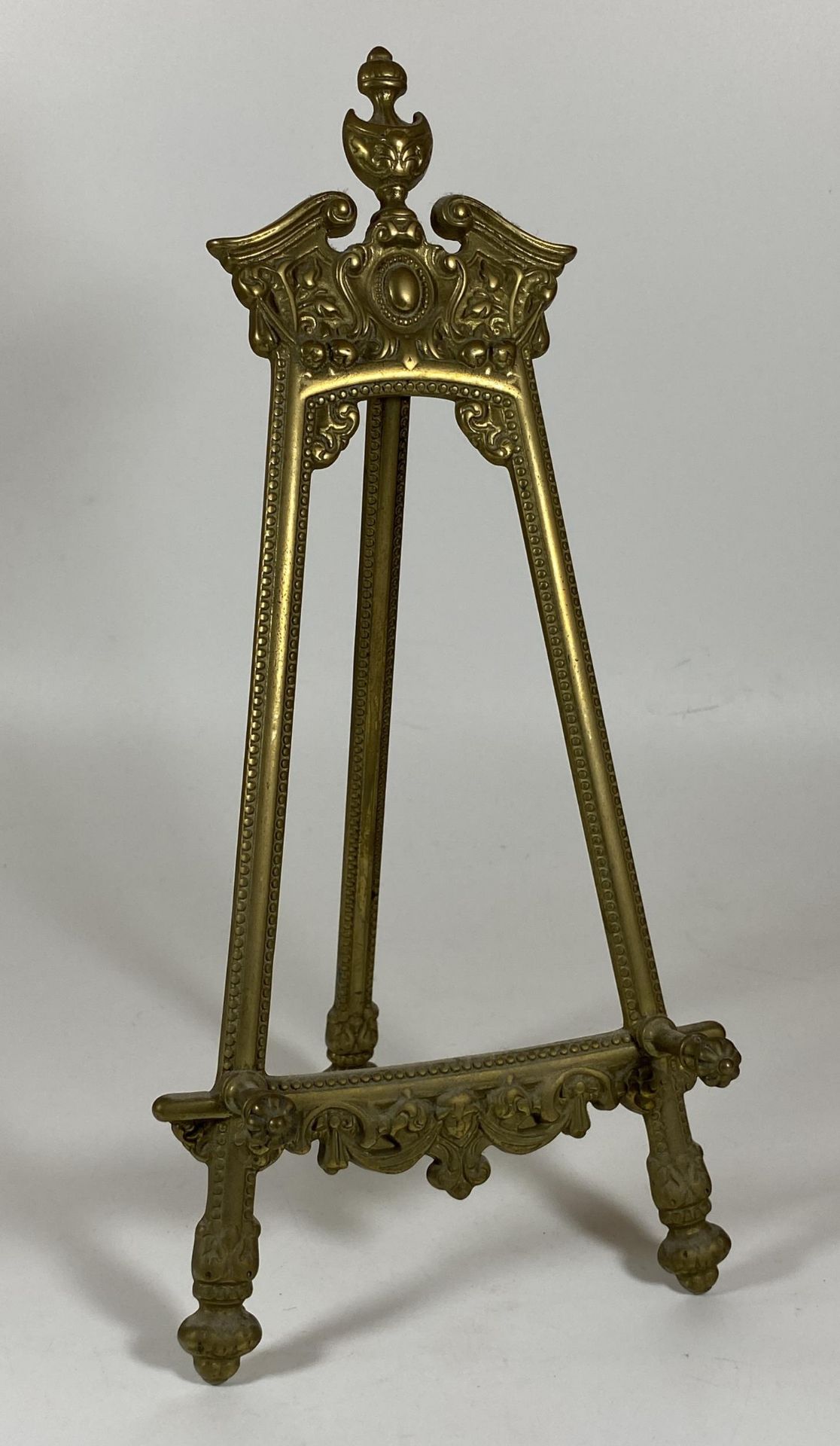 A VINTAGE BRASS ORNATE TABLE TOP EASEL, HEIGHT 31.5CM