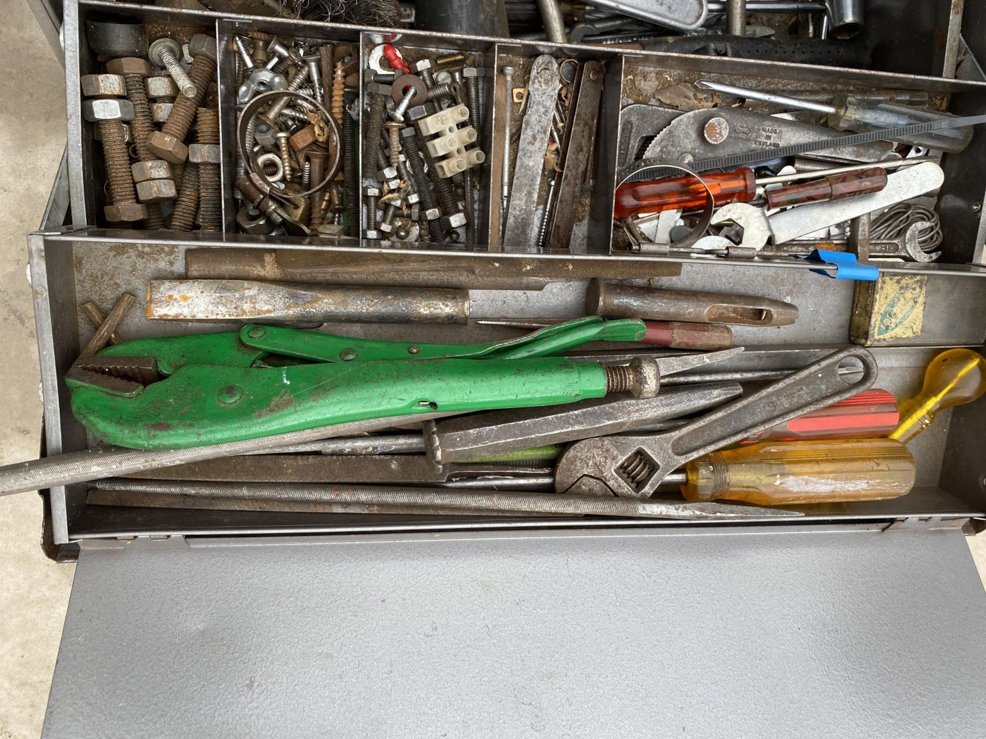 A METAL TOOL BOX WITH AN ASSORTMENT OF TOOLS TO INCLUDE SPANNERS, ALAN KEYS AND A WIRE BRUSH ETC - Image 3 of 4