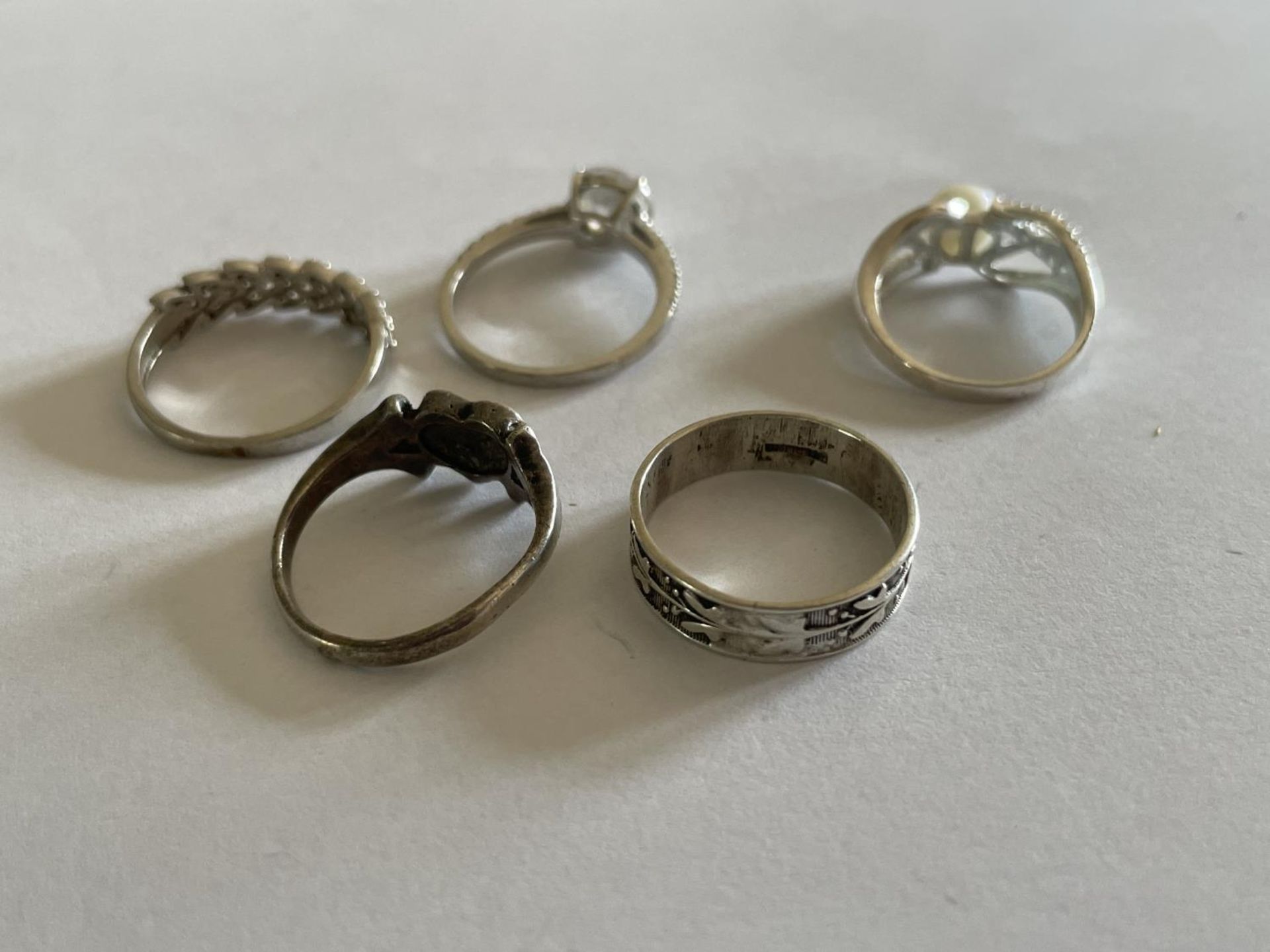 FIVE VARIOUS SILVER RINGS - Image 4 of 4