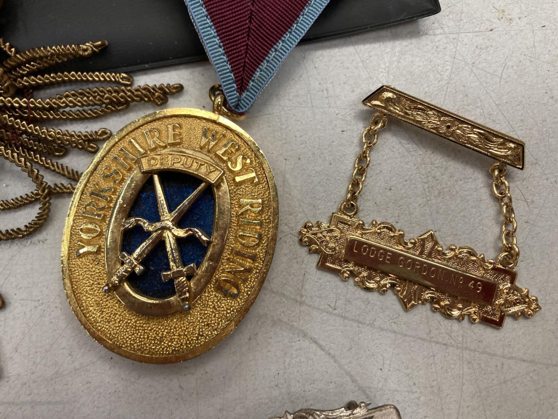 A QUANTITY OF MASONIC ITEMS TO INCLUDE A K. O. M. ALEXANDER LODGE NO. 1087 SASH, PLUS A MEDAL AND - Image 3 of 4