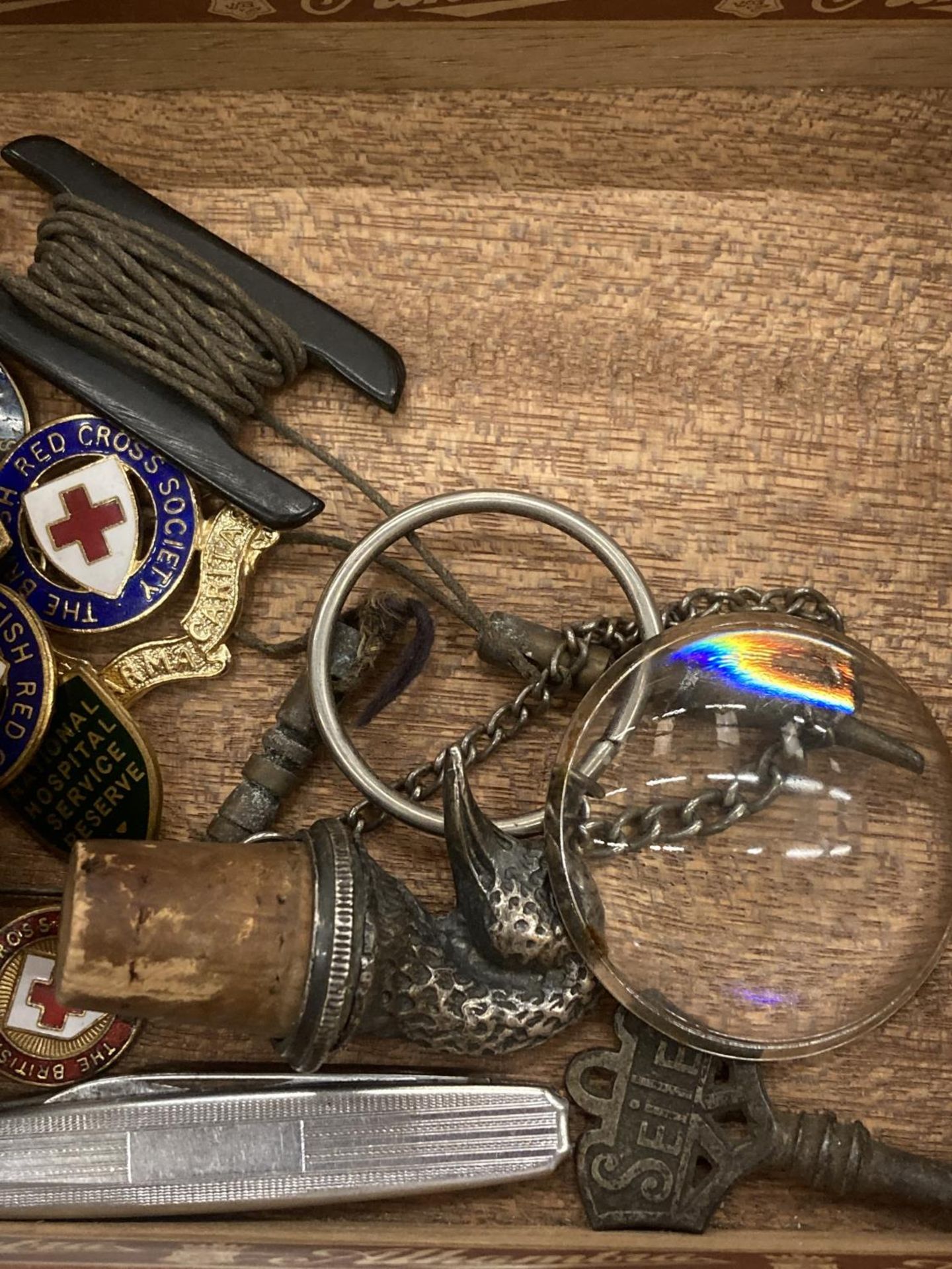 A CIGAR BOX CONTAINING VINTAGE PENKNIVES, RED CROSS BADGES, A BOTTLE STOPPER WITH WHITE METAL DUCK - Image 3 of 4