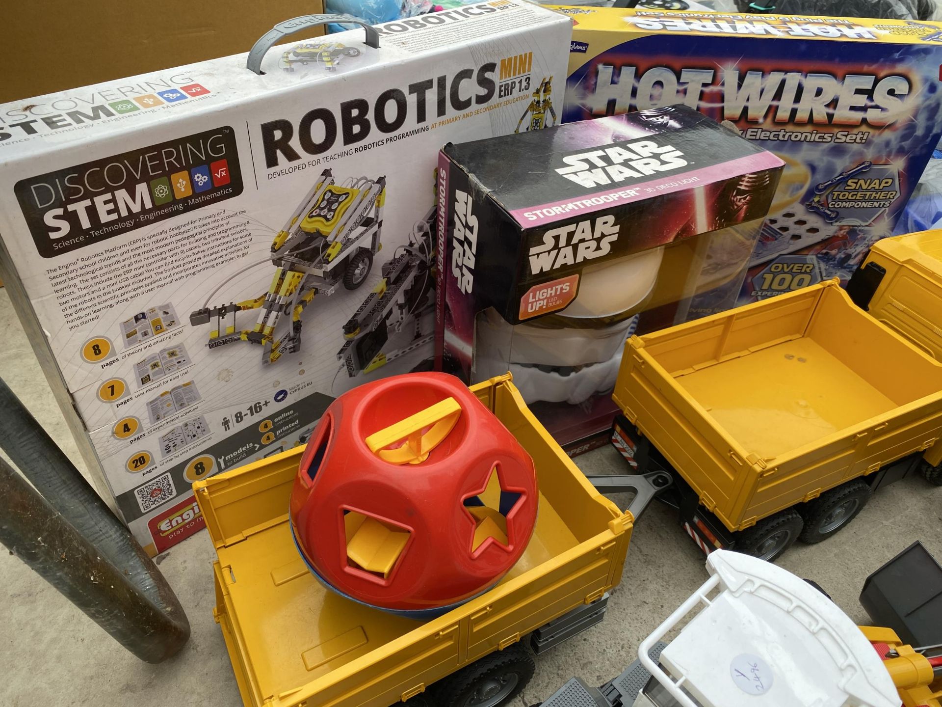 AN ASSORTMENT OF CHILDRENS TOYS TO INCLUDE AGRUICULTURAL VEHICLES, A BOARD GAME AND A ROBOTICS - Image 2 of 3