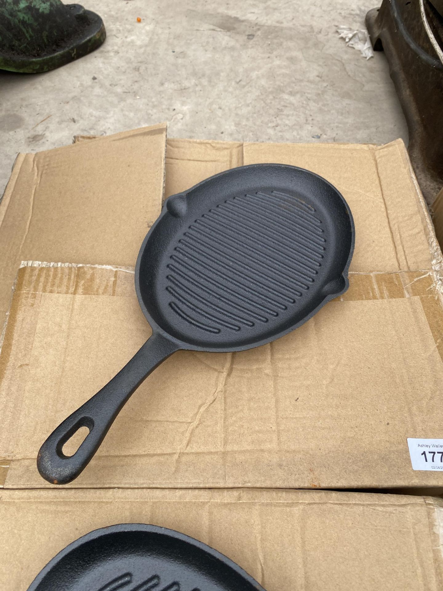 APPROXIMATELY 10 CAST IRON SKILLET PANS