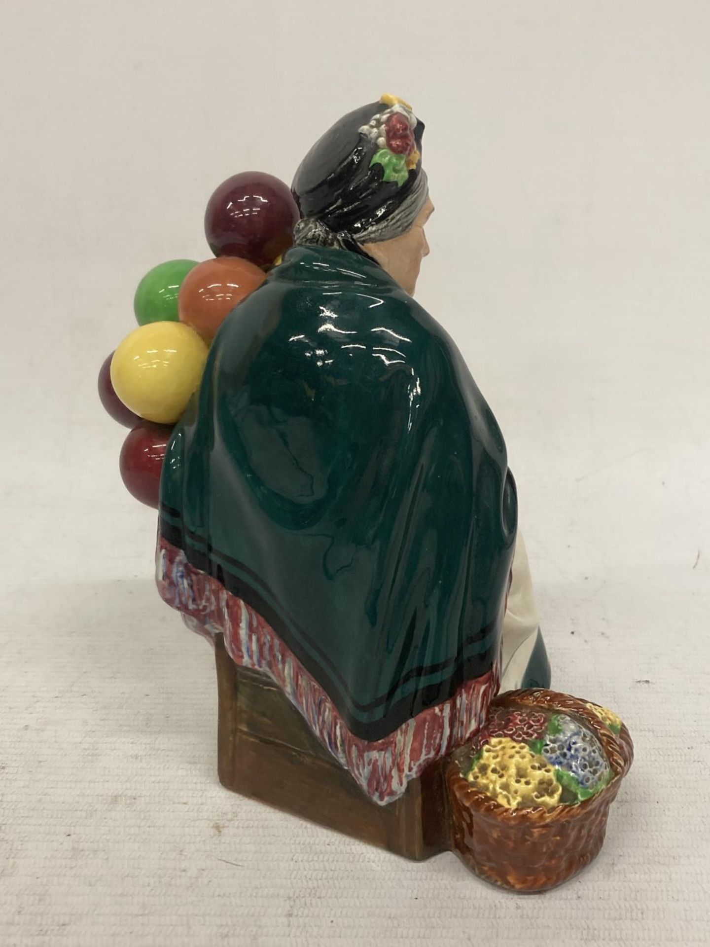 A ROYAL DOULTON FIGURE THE OLD BALLOON SELLER HN1315 - Image 2 of 4