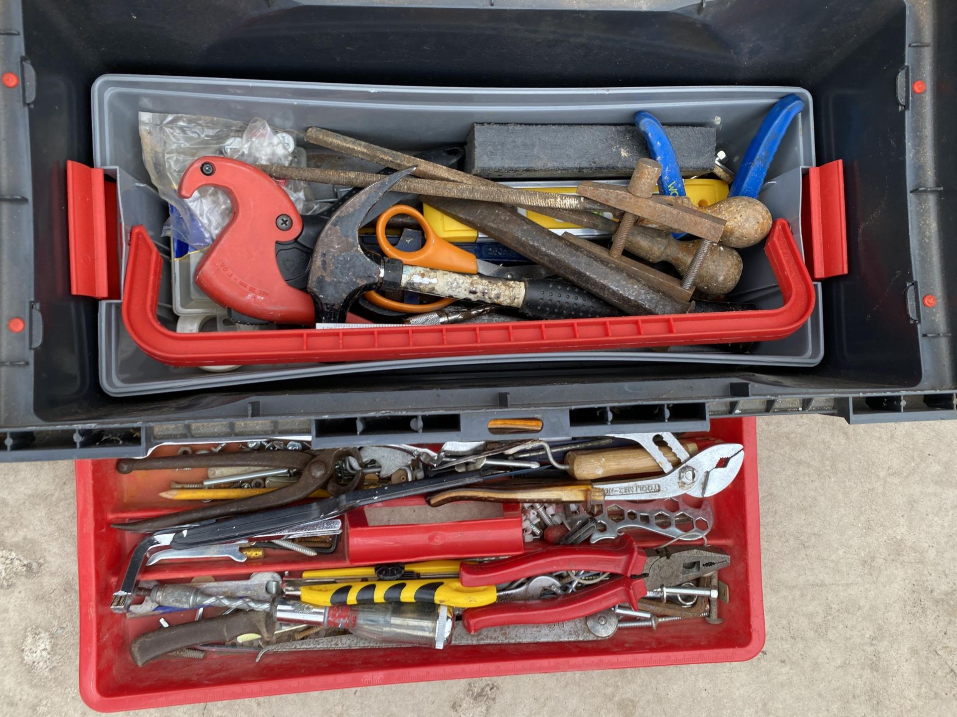 A PLASTIC TOOL BOX WITH AN ASSORTMENT OF TOOLS TO INCLUDE A HAMMER, PLIERS AND FILES ETC - Image 2 of 2