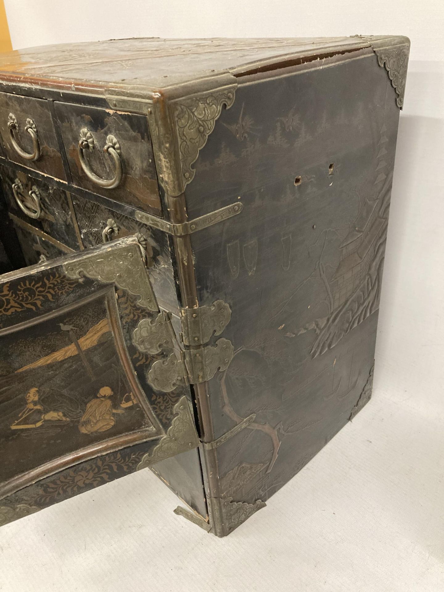 A JAPANASE MEIJI PERIOD TABLE TOP CABINET WITH BRASS MOUNTS, TWIN DOORS AND INNER DRAWERS - Image 3 of 8