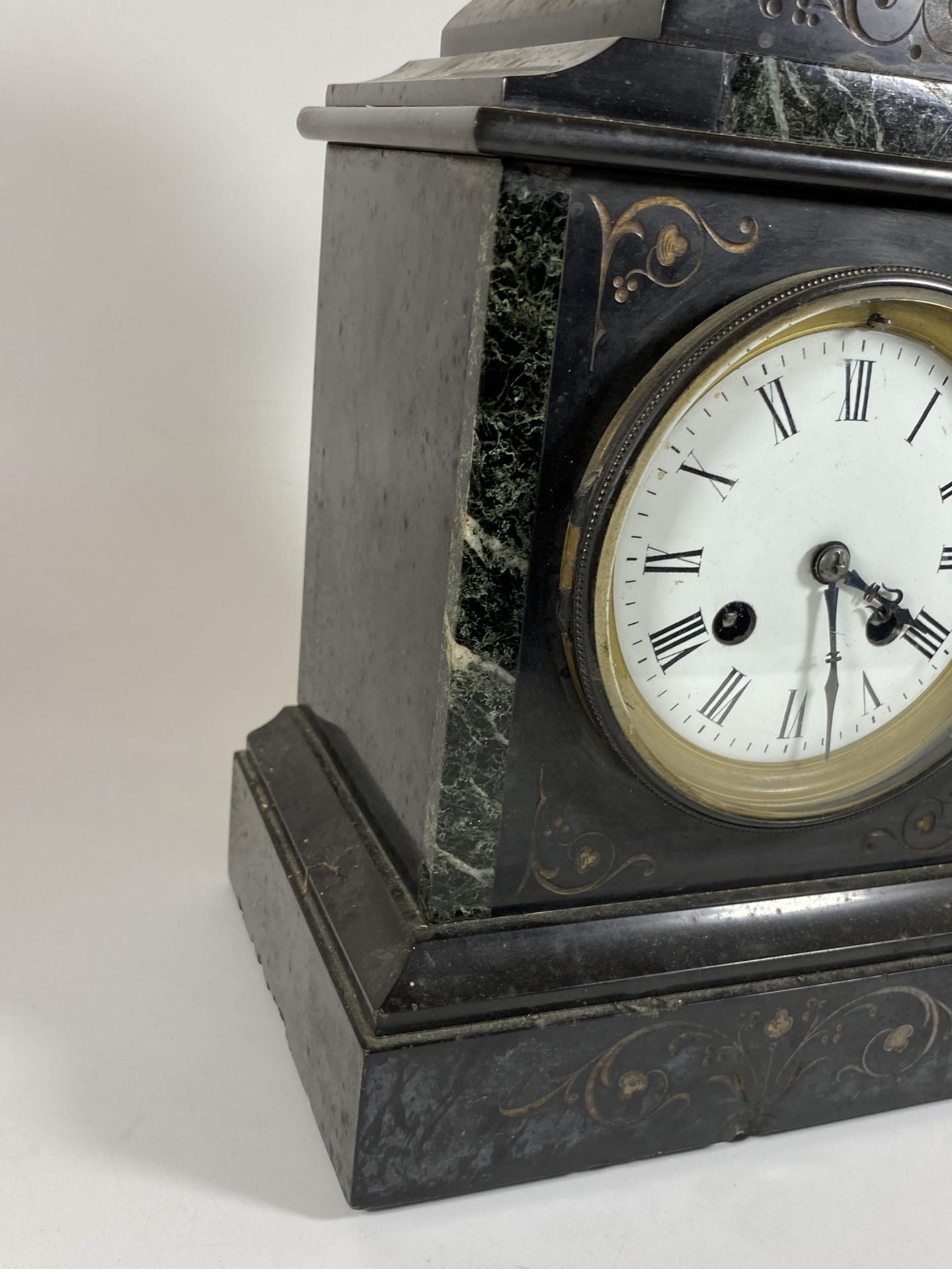 AN ANTIQUE FRENCH MARBLE AND GREEN SLATE CHIMING MANTLE CLOCK WITH PENDULUM - Image 2 of 7