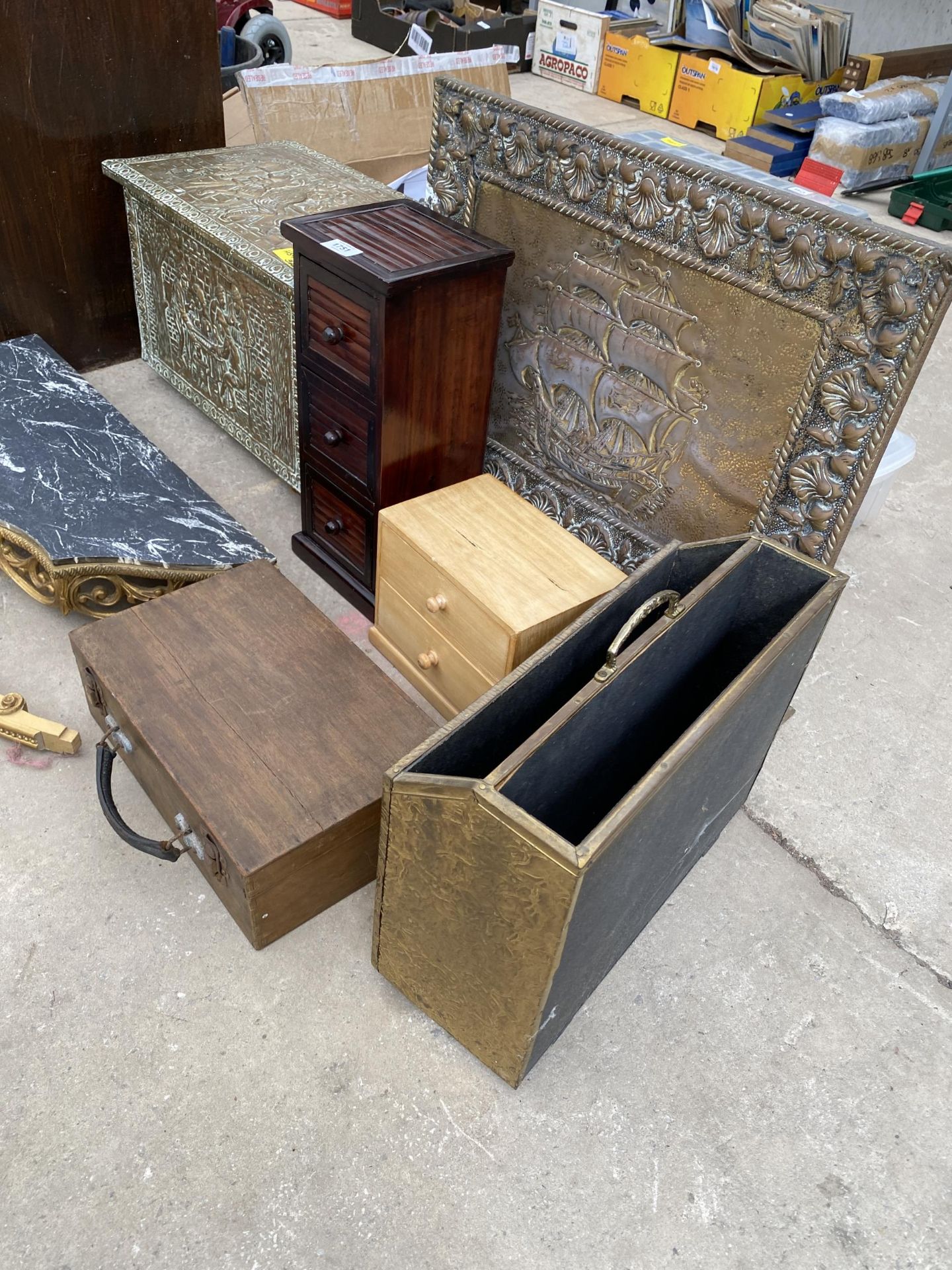 AN ASSORTMENT OF ITEMS TO INCLUDE A MAGAZINE RACK, A BRASS COAL BOX AND A BRASS FIRE SCREEN ETC - Image 2 of 3
