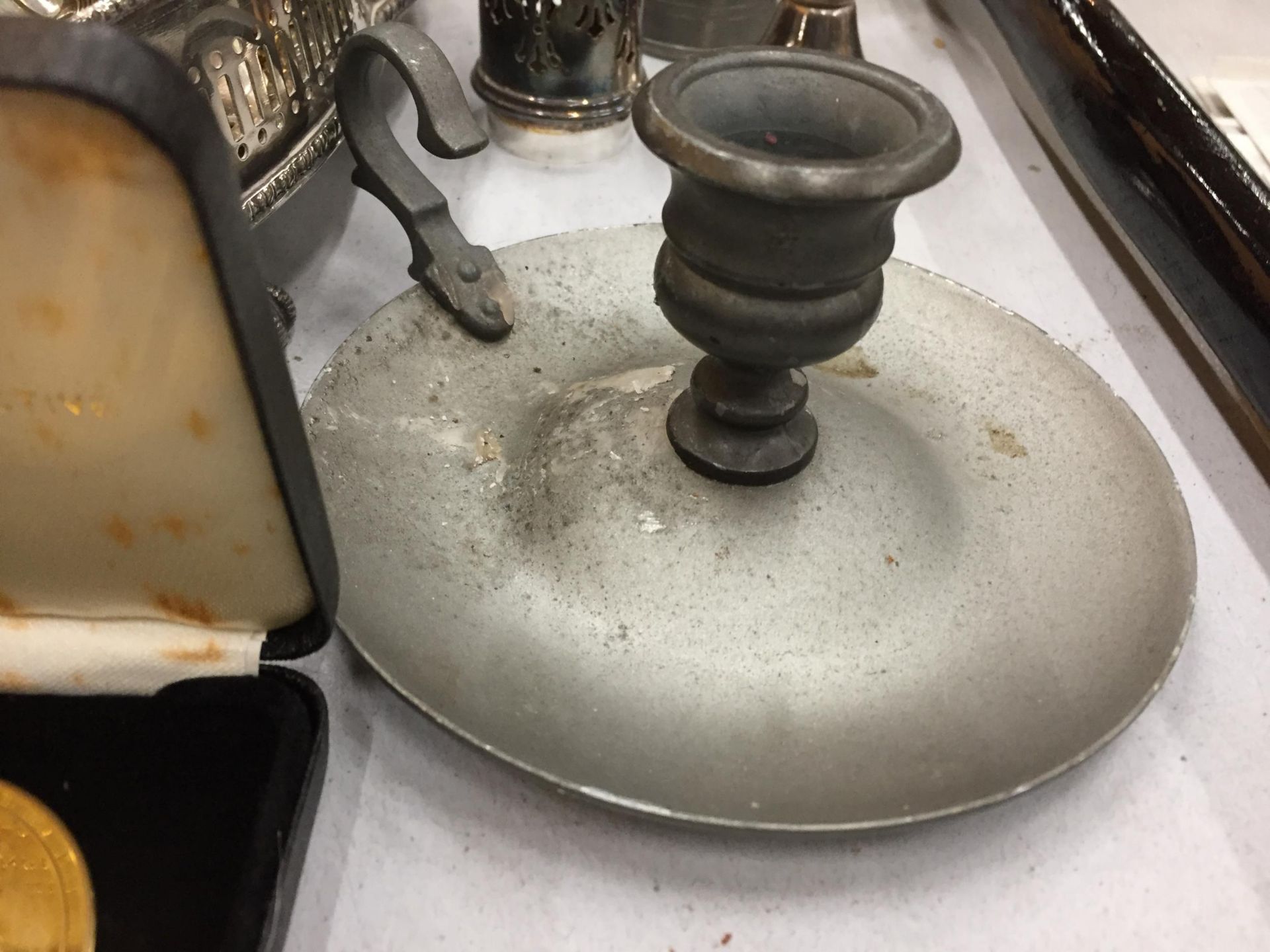 A GROUP OF SILVER AND SILVER PLATE TO INCLUDE FLATWARE AND DRINKS TRAY ETC - Image 6 of 6