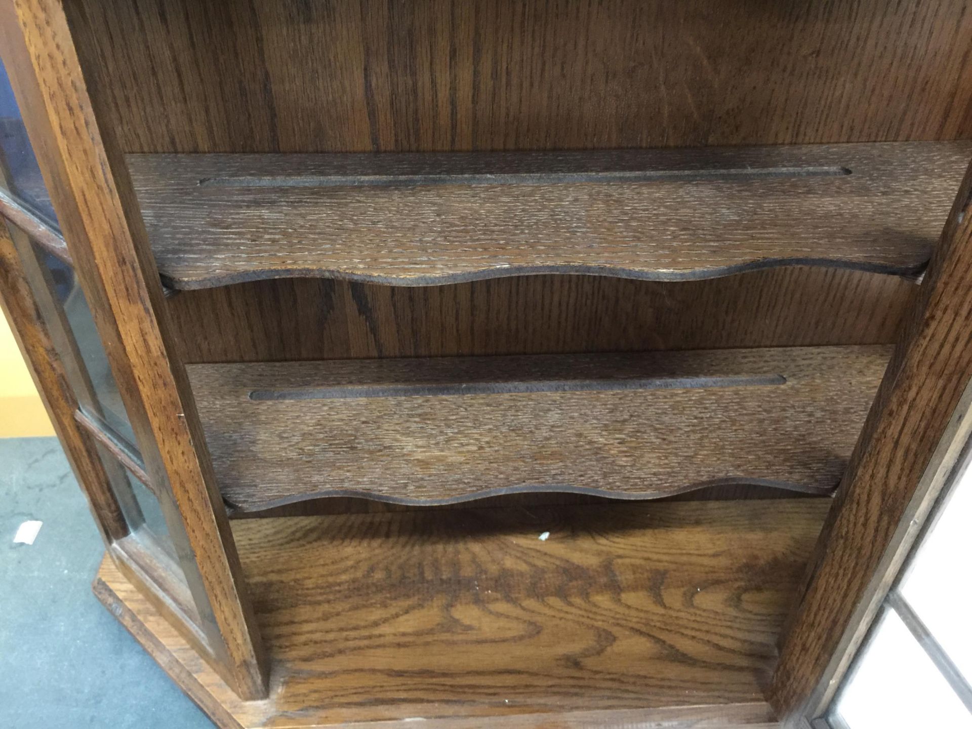 A VINTAGE MAHOGANY, GLAZED WALL CUPBOARD, HEIGHT 51CM, WIDTH 56CM - Image 2 of 2