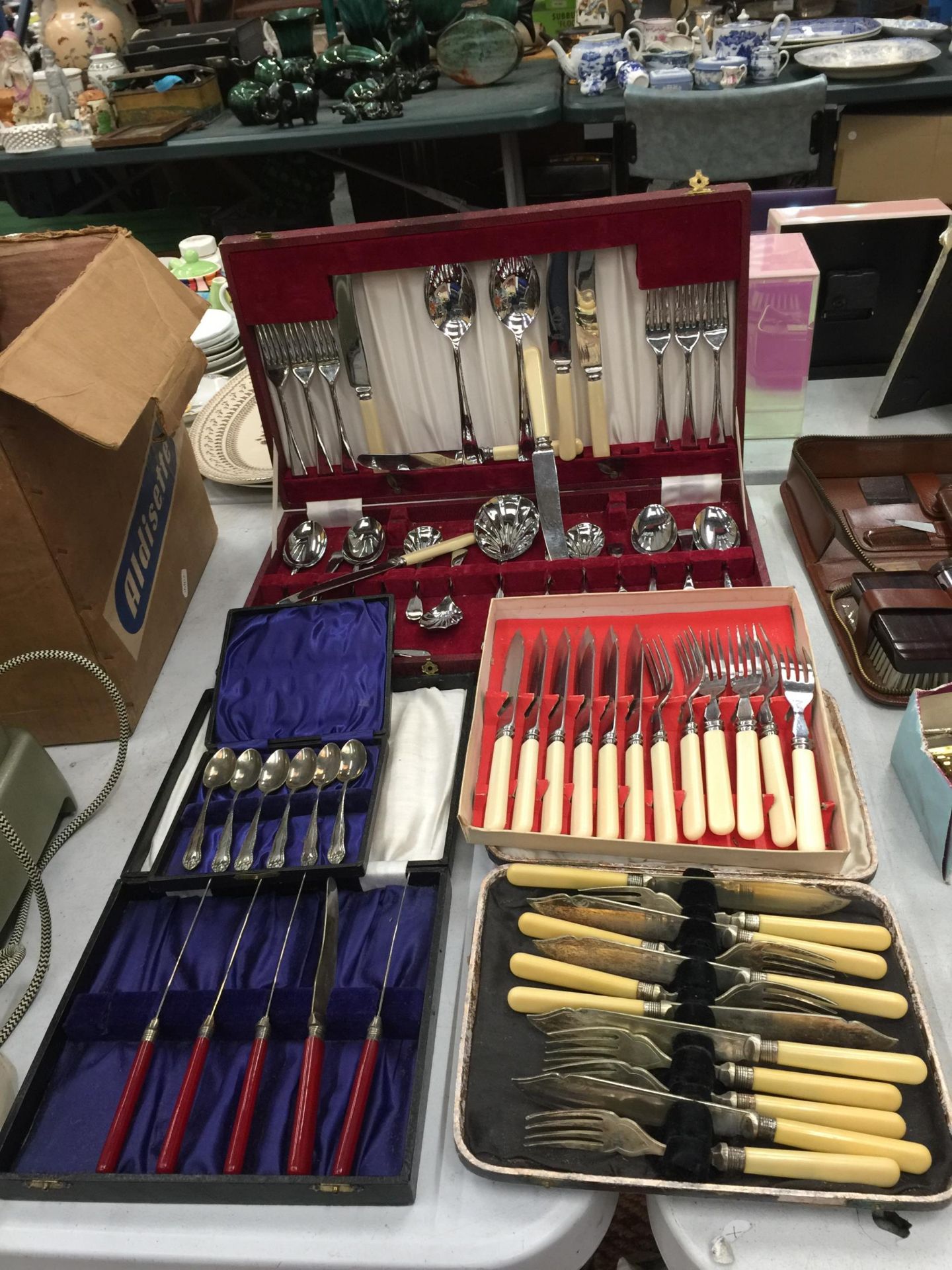 A QUANTITY OF BOXED VINTAGE FLATWARE