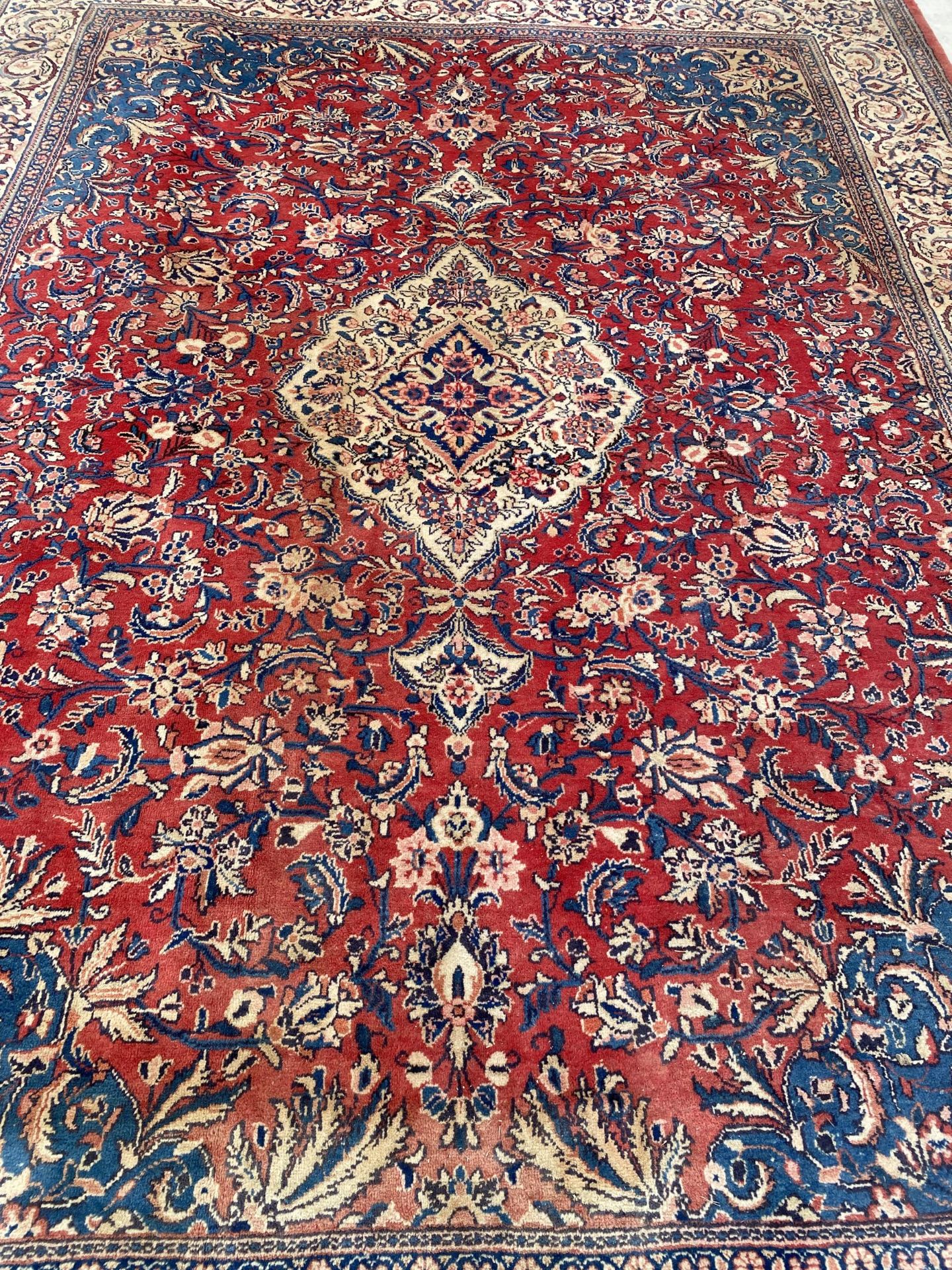 A LARGE RED PATTTERNED RUG (L:440CM)(W:320CM) - Image 4 of 4