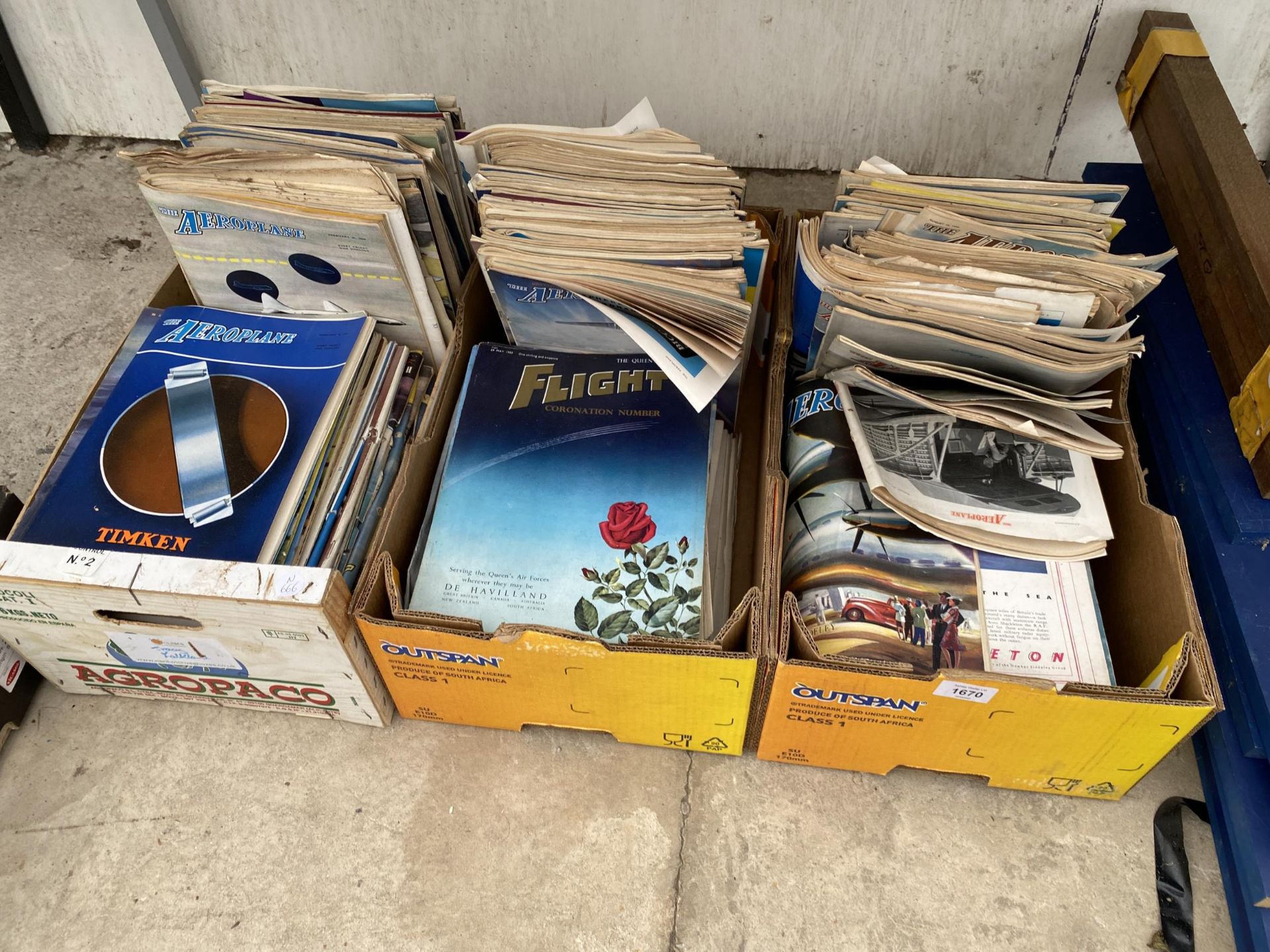 A LARGE ASSORTMENT OF VINTAGE FLIGHT AND AREOPLANE MAGAZINES FROM THE 1940'S AND 1950'S