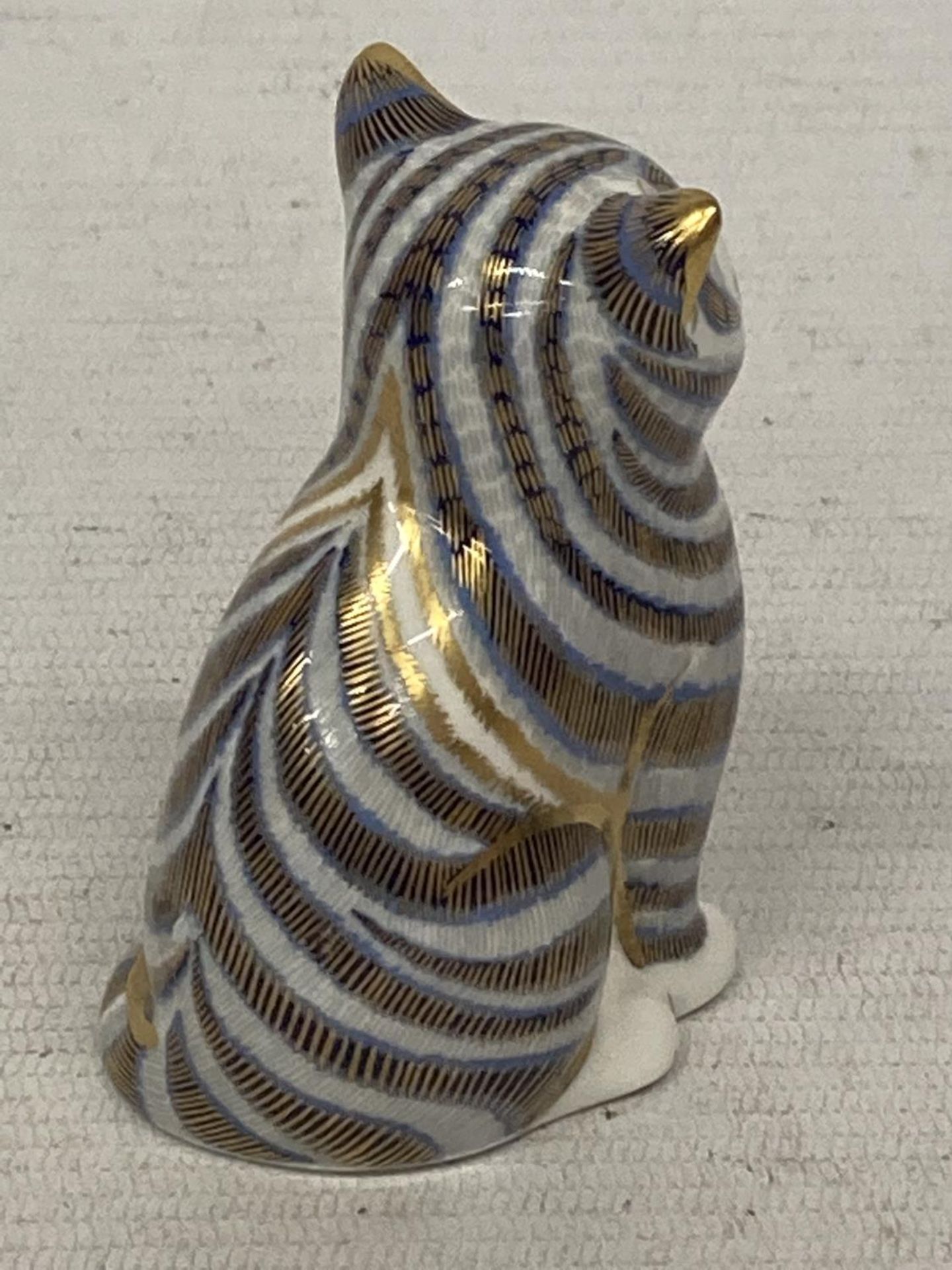 A ROYAL CROWN DERBY SITTING KITTEN - Image 3 of 4