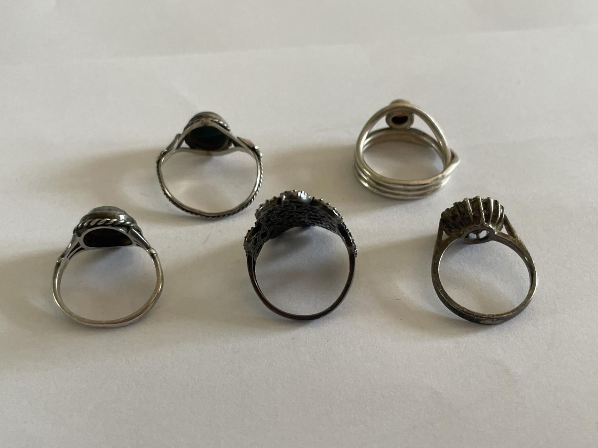 FIVE VARIOUS SILVER RINGS - Image 4 of 4