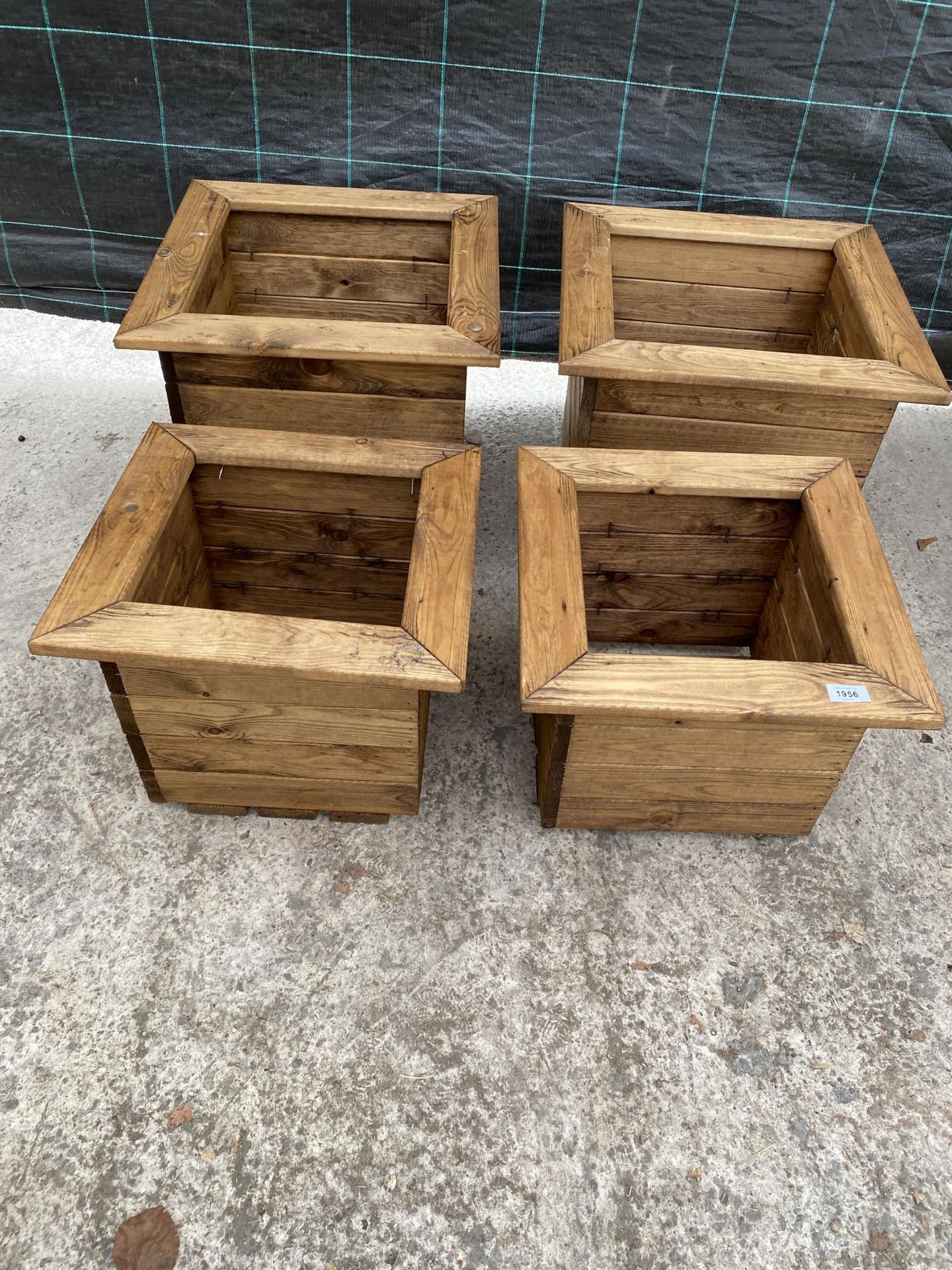 AN AS NEW EX DISPLAY CHARLES TAYLOR SET OF FOUR GRADUATED PLANTERS *PLEASE NOTE VAT TO BE CHARGED ON