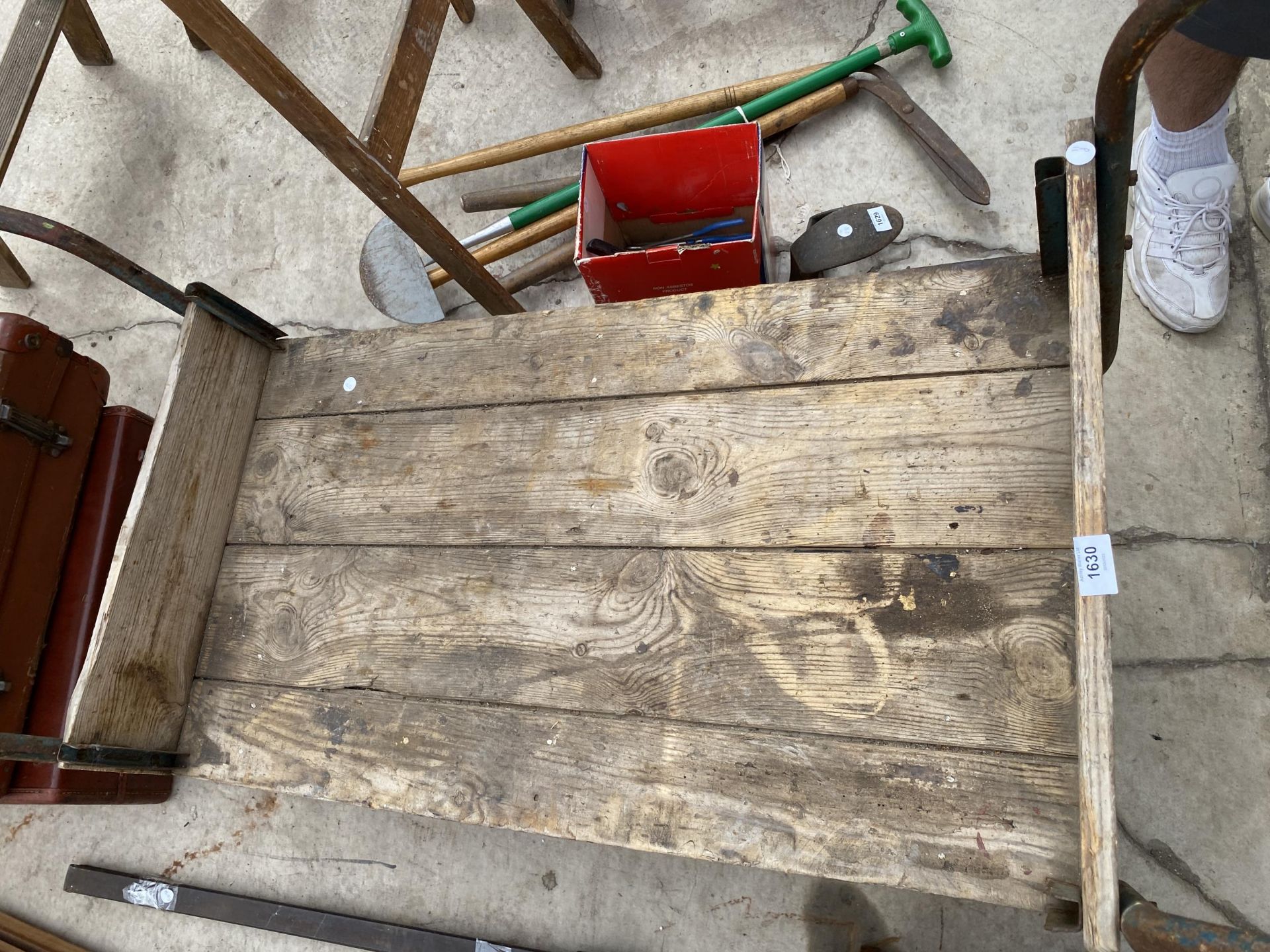 A TWO WHEELED METAL AND WOODEN PLANT MARKET GARDENERS TROLLEY - Image 3 of 4