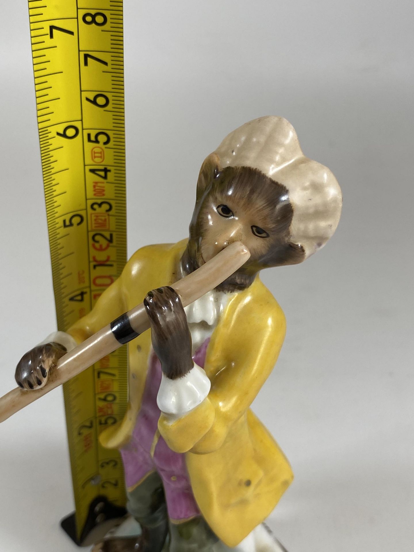 A CONTINENTAL DRESDEN STYLE PORCELAIN MONKEY OBOE / FLUTE PLAYER MUSICIAN FIGURE, HEIGHT 16CM - Bild 5 aus 5