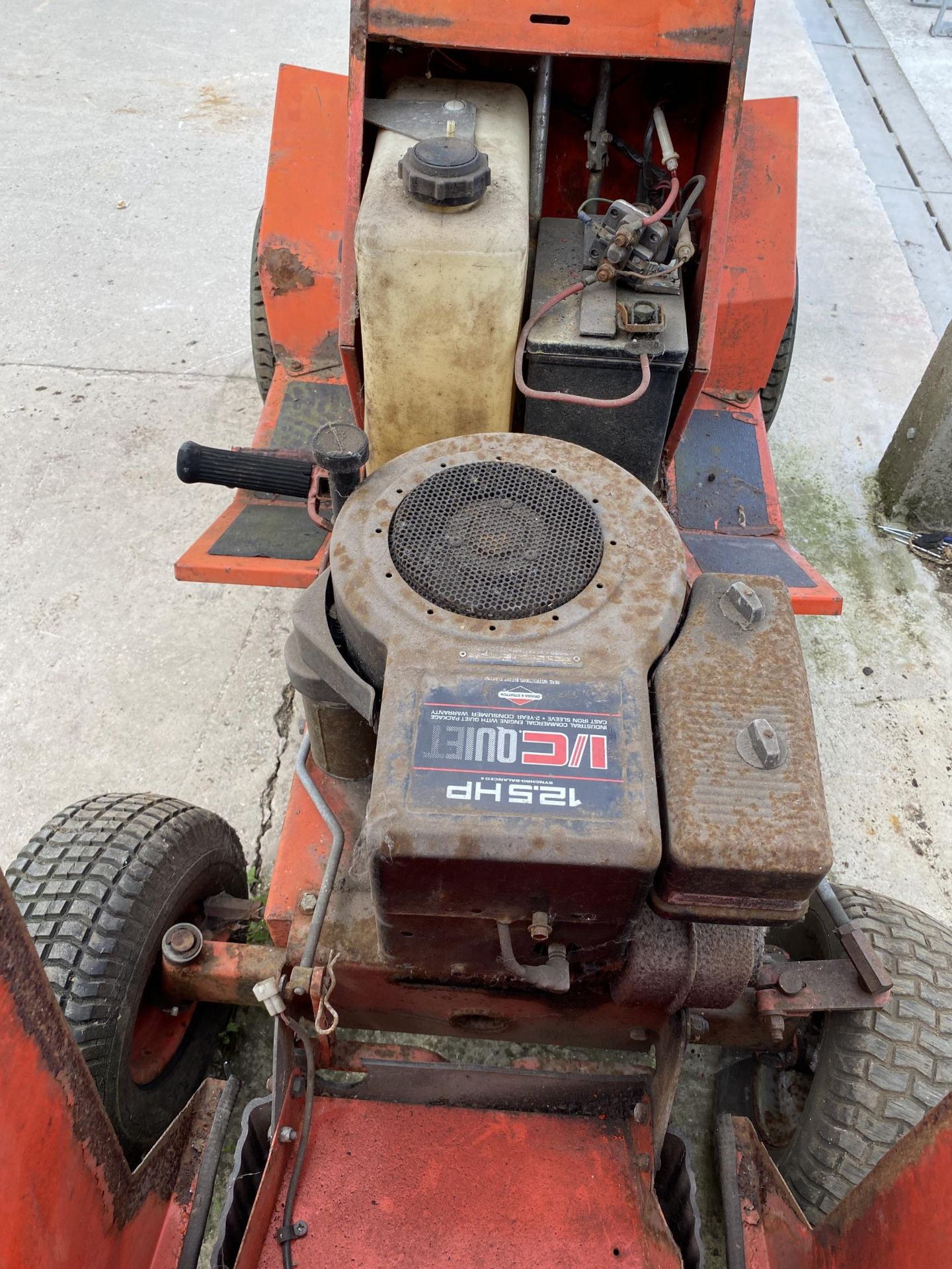 A WESTWOOD T1200 COMPACT TRACTOR FOR SPARES AND REPAIRS (KEY PRESENT) - Image 9 of 9