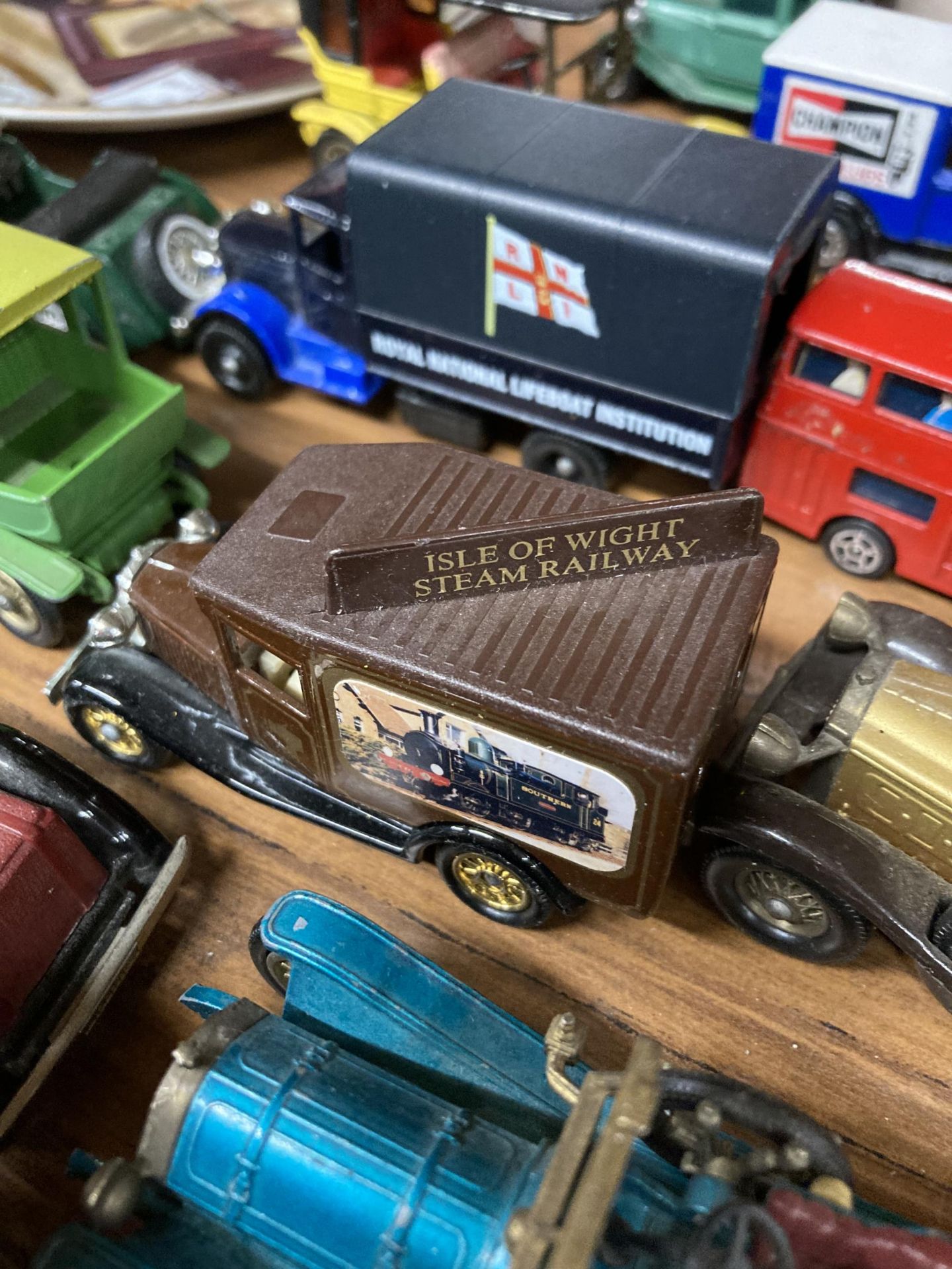 A COLLECTION OF DIECAST VEHICLES - Image 5 of 5