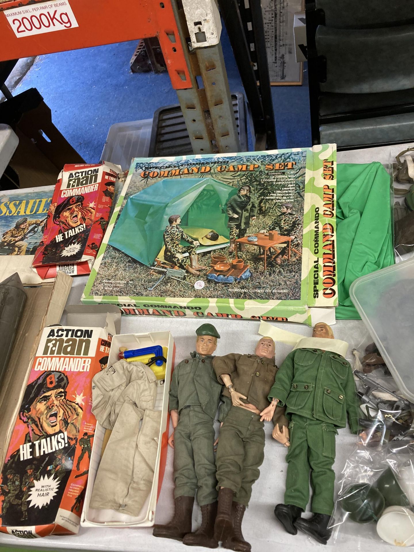A COLLECTION OF ACTION MAN FIGURES AND ACCESSORIES, CAMP SET, DINGY, CLOTHES ETC - Image 3 of 4